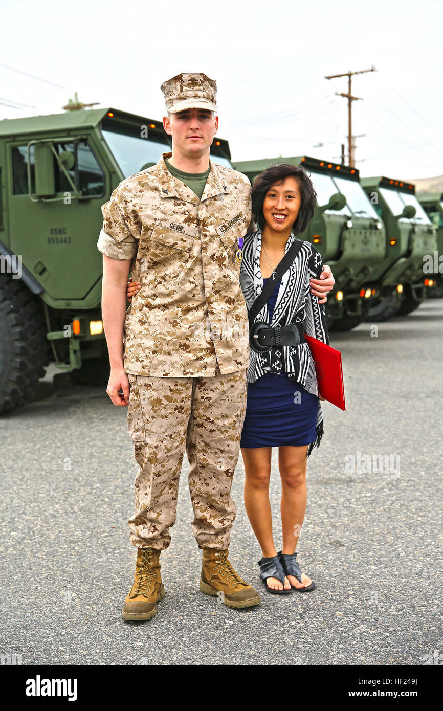 Lance Cpl. Gabriel R. Gehr, Elektrogeräte-Systemtechniker mit Zug, Ingenieur Wartung Versorgungsunternehmen, 1. Wartung Bataillon, 1. Marine Logistics Group, stellt mit seiner Frau, Kaitlyn, nach Erhalt das Purple Heart an Bord Camp Pendleton, Kalifornien, 5. Mai 2014. Mehr als ein Jahr früher auf 20. November 2013, Gehr Schrapnell Verletzungen erlitten aus einer Anti-Tank-Rakete während der Operation Enduring Freedom zu unterstützen.   Gehr, 21, ist von Delphos, Ohio. (Foto: U.S. Marine Corps CPL. Timothy Childers) Ohio Marine erhält Purple Heart 140505-M-VZ265-344 Stockfoto