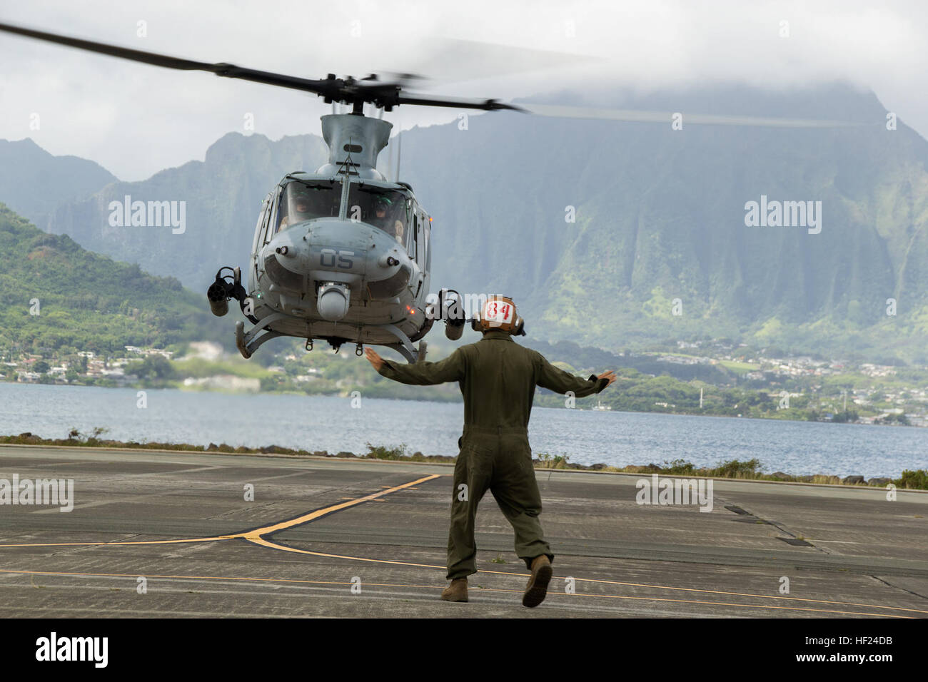 Eine Wartung startet Marine mit Marine Light Attack Helicopter Squadron 367-Guides, die die Piloten eine UH-1Y Huey als es Hubschrauber vom Marine Corps Air Station Kaneohe Bay auf Hawaii, 6. Mai 2014. Marine Aircraft Group 24 führte max Start 11 total UH-1Y Huey und AH-1W Pkw Hubschrauber zugewiesen HMLA-367 und CH-53E Super Stallion-Hubschrauber Marine schwere Hubschrauber-Geschwader-463 zugewiesen, in dem Bemühen um Einheit Zusammenhalt und die Kameradschaft innerhalb der MAG zu erhöhen. Während HMLA-367 und HMH-463 führte Operationen in der Luft, Marine Wing Support Abteilung 24 und Marine Aviation Logistic Stockfoto
