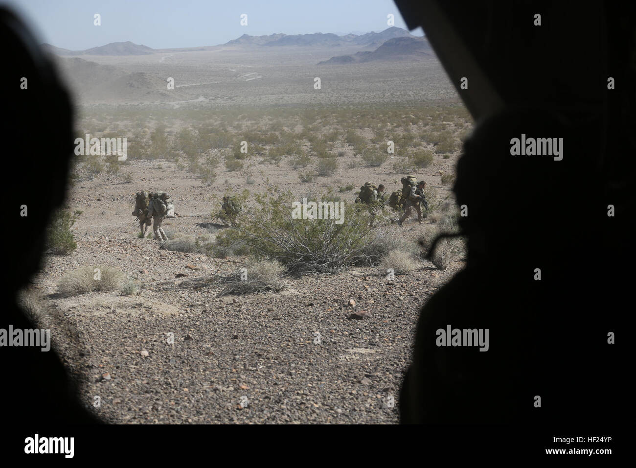 US-Marines mit Marine Wing Support Squadron (MWSS) 374, Marine Aircraft Gruppe 16, 3rd Marine Aircraft Wing (MAW) tanken ein MV-22 Osprey im Marine Corps Air Ground Combat Center, Twentynine Palms, Kalifornien während des Trainings Übung Wüste Sense (DS-14) am 11. Mai 2014. DS-14 ist eine groß angelegte kombinierte Waffen, live-Feuer-Übung, die Integration von Boden-Truppen aus 1. Marineabteilung, Luftfahrt und logistische Unterstützung von 3. MAW und 1st Marine Logistics Group, um sicherzustellen, dass unsere Nation vollständig für die Beschäftigung als ein Manöver vorbereitet ist über den Bereich der militärischen Operationen zu erzwingen. (U.S. Marine Corps pho Stockfoto