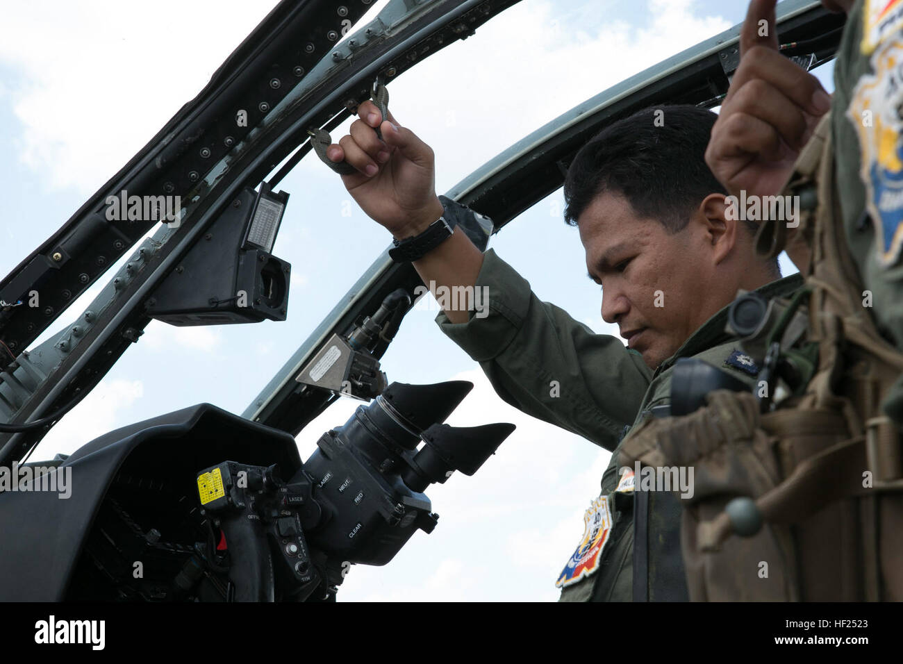 Philippine Air Force major Ferdinand Liwag bekommt in das Cockpit eines Hubschraubers, AH-1W Super Cobra orientiert, bevor eine Einarbeitung Flug während Balikatan, auf der Clark Air Base, Philippinen, 12. Mai 2014. In seiner 30. Iteration ist Balikatan einen jährlichen Übung, die die Interoperabilität zwischen der Streitkräfte der Philippinen und US-Militär in ihrem Engagement für regionale Sicherheit und Stabilität, humanitäre Hilfe und Katastrophenhilfe stärkt. Liwag ist ein MD-520 Militär Kampfhubschrauber Pilot mit der 18. Angriff Geschwader, 15. Strike Wing. (U.S. Marine Corps Foto von Lance Cpl. Abbey Stockfoto