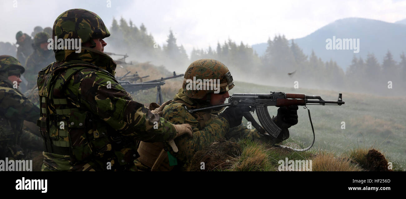 U.S. Marine Corps CPL. Matthew Haines, ein Mortarman mit dem 3. Bataillon, 8. Marine Regiment zugewiesen zum Schwarzmeer Rotations Kraft (BSRF) 14-2, feuert eine rumänische AK-47 Sturmgewehr 13. Mai 2014, während einer live-Feuer-Übung als Teil des Platinum Lynx 14-5 in den Karpaten in Rumänien. Platin Lynx wurde eine bilaterale Übung zwischen US-Marines und Segler und rumänische Armee Soldaten entwickelt, um Vertrautheit und Interoperabilität zwischen den USA und ihren rumänischen Verbündeten durch Kader - und Zug-Level Infanterie-Ausbildung bauen. BSRF ist eine jährliche multilateralen Zusammenarbeit ein Stockfoto