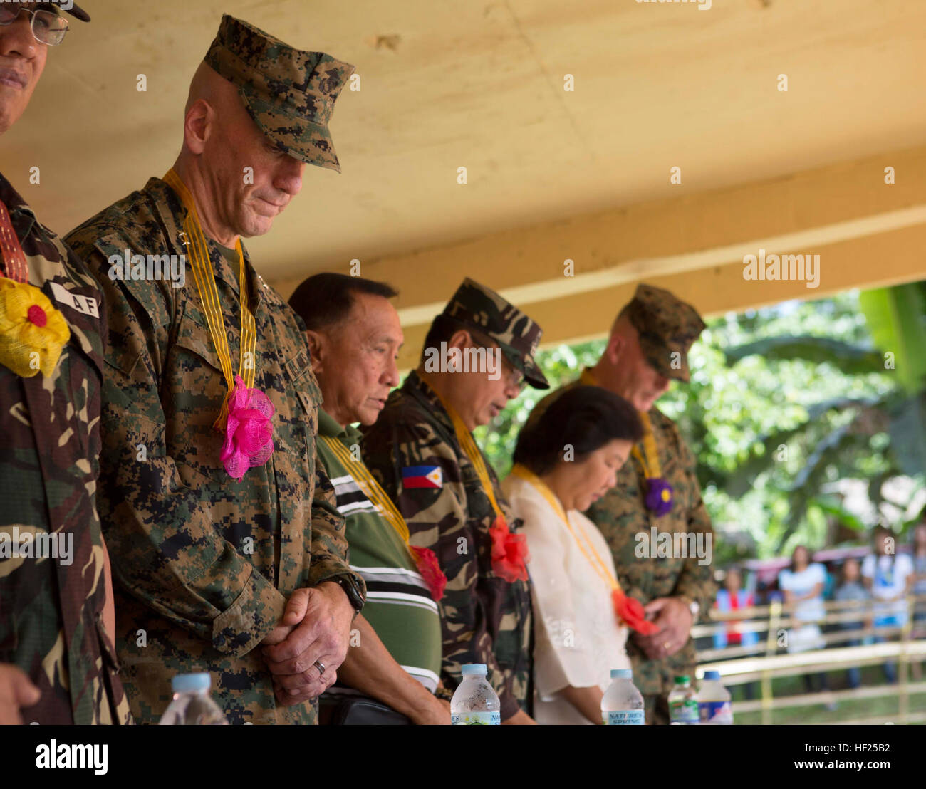 US Marine Generalmajor Richard Simcock, links, und Major General Emeraldo C. Magnaye, Zentrum, verneigt sich ihre Köpfe mit einer Widmung Zeremonie in Guinobatan, Provinz Albay, Philippinen 14 Mai während der Segnung. Die Zeremonie fand statt, um die Klasse und Komfort Zimmer in Dona Mercedes Elementary School als Teil der Übung Balikatan offiziell zu widmen. Dieses Jahr markiert die 30. Iteration der Übung, die einen jährlichen Philippinen und den USA militärische bilaterale Übung und humanitäre Hilfe Bürgerschaftliches Engagement ist. Magnaye leitet das Balikatan 2014 Übung und Simcock ist stellvertretender comm Stockfoto