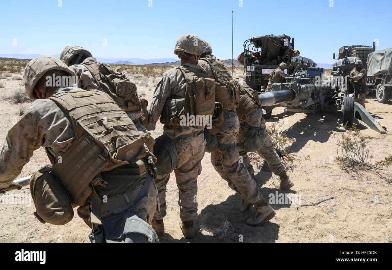 US-Marines mit 2. Bataillon, 11. Marineregiment, 1. Marineabteilung, zeigen den Aufbau einer M777 155mm leichte Haubitze an Bord der Marine Corps Air Boden bekämpfen Mitte Twentynine Palms, Kalifornien während der Übung Wüste Krummsäbel 14 am 14. Mai 2014. Wüste Krummsäbel ermöglicht 1. Marineabteilung testen und verfeinern ihre Führungs- und Kontrollfähigkeiten fungiert als das zentrale Element für eine vorwärts-Einsatz Marine Expeditionary Force. (Foto: U.S. Marine Corps Lance Cpl. Leah Agler, 1st Marine Division Combat Kamera/freigegeben) Wüste Krummsäbel 2014 140514-M-TT095-103 Stockfoto