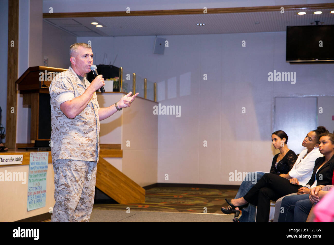 Generalleutnant John Wissler wendet sich ein Publikum 15 Mai im The Palms auf Lager Hansen. Wissler sprach mit dem Publikum die 2014 militärischen Frauen Leadership Symposium über seine Unterstützung von Frauen in das Militär und was tut die Marinekorps-Führung über die Gleichstellung in verschiedenen Berufsfeldern. Das Symposium gab den Teilnehmern die Möglichkeit zu sprechen über Themen in Bezug auf eine Frau in das Militär. Wissler ist den kommandierenden General des III. Marine Expeditionary Force. (US-Marine Foto von CPL. Natalie M. Rostran/freigegeben) Das weniger, der stolz, III MEF beherbergt womenE28099s Führung sy Stockfoto