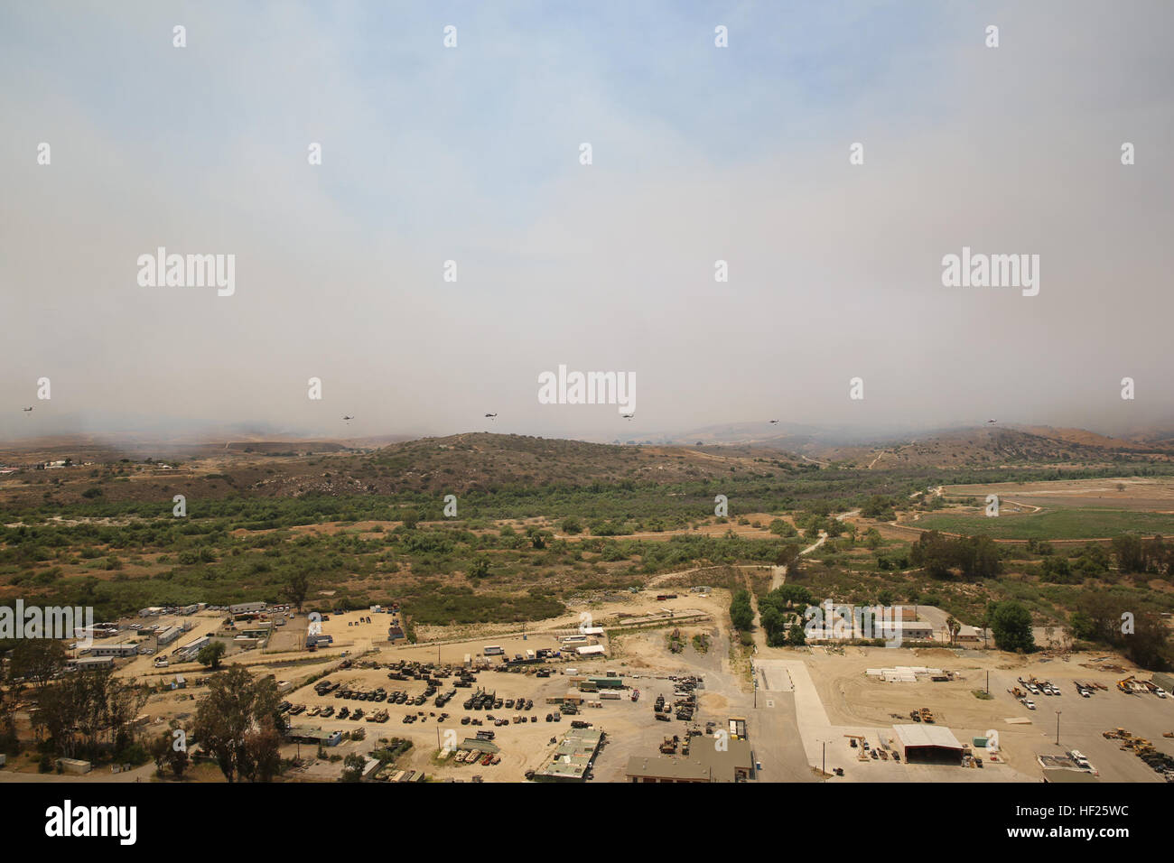 US-Marines mit Marine Medium Helicopter Squadron (HMM) 364, 3rd Marine Aircraft Wing vom Marine Corps Air Station Camp Pendleton, unterstützen California Department of Forestry und Brandschutz und lokalen Feuerwehr Agenturen mit den Bränden in Camp Pendleton, Kalifornien 16. Mai 2014. (U.S. Marine Corps Foto von GySgt. Donald Bohanner/freigegeben) 3. MAW Marines kämpfen San Diego county Waldbrände 140516-M-VU108-003 Stockfoto