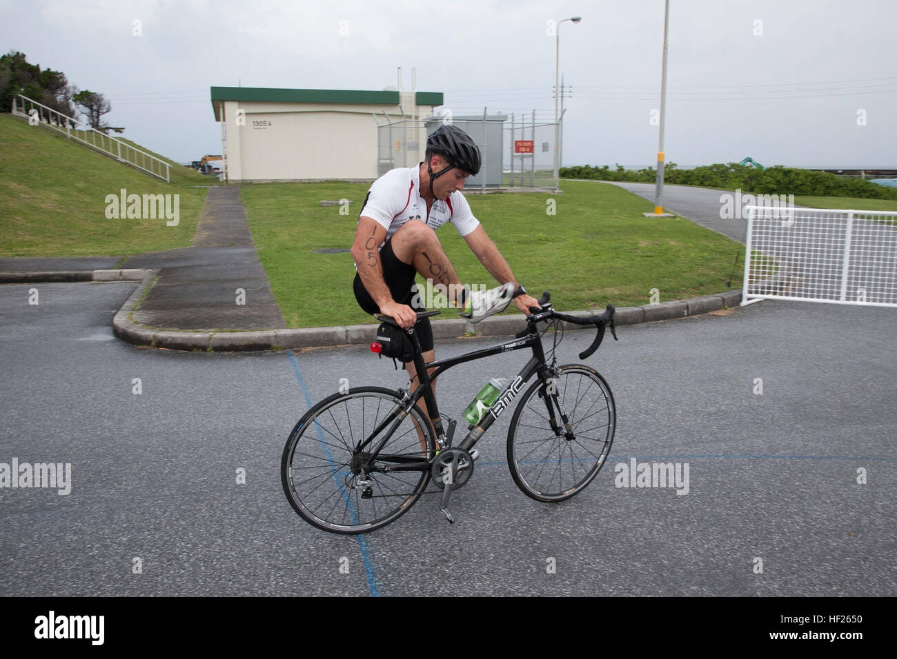 Die Teilnehmer nahmen an einem Reverse Triathlon teil, der von Marine Corps Community Services im Camp Kinser organisiert wurde, und absolvierten Lauf-, Fahrrad- und Schwimmveranstaltungen in der Nähe des Fitnesscenters. Stockfoto