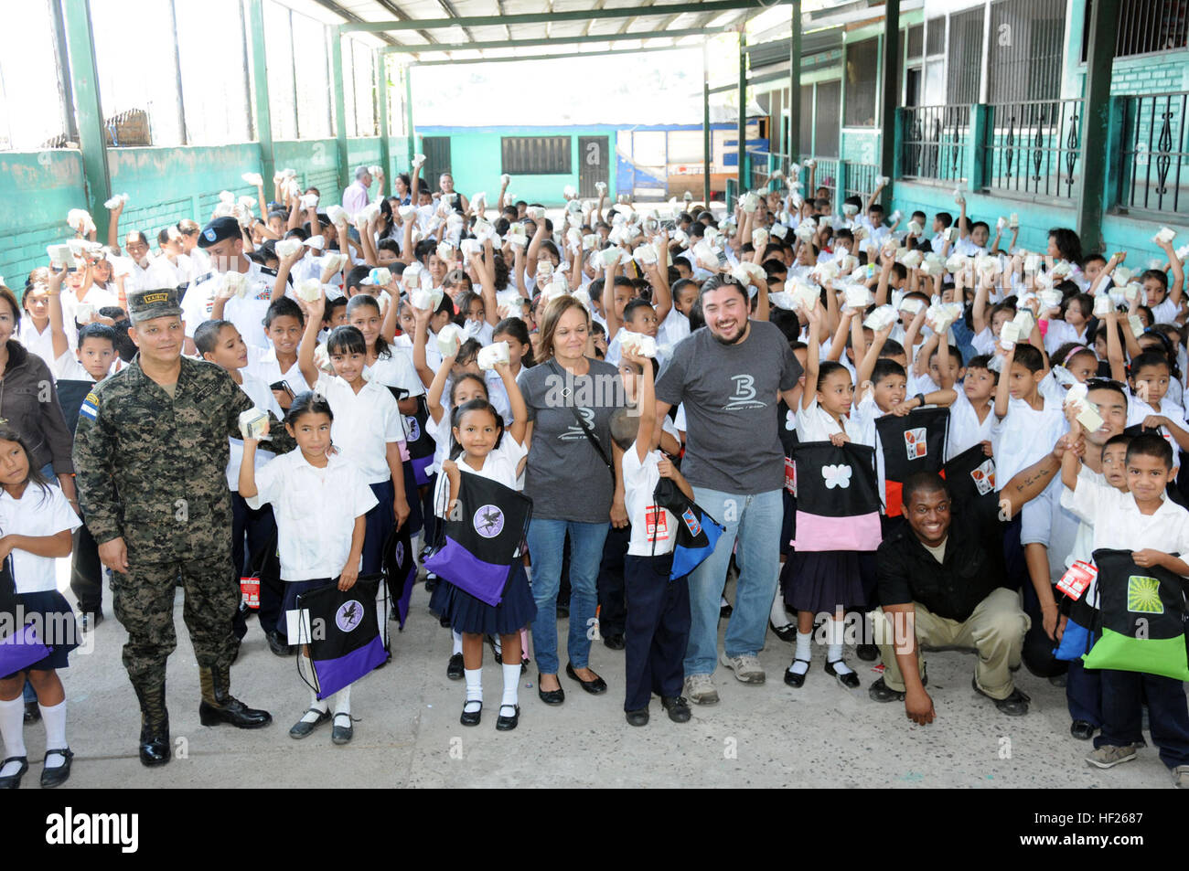 Kinder bei der Enma Romero de Callejas Schule zeigen ihre Seife-Kits mit Freiwilligen aus Brücke Ministerien und der Honduras 21. liefert Military Police Battalion.Joint Task Force-Bravo, nicht-Regierungs-Organisationen saubere Welt, Brücke Ministerien und Kick für Nick Foundation, dem honduranischen 21. Militärpolizei Bataillon und der honduranischen Nationalpolizei eine Partnerschaft zur Seife Kits verteilen gebildet Rucksäcke mit Schule , Zahnbürsten und Zahn einfügen, Fußbälle und Uniformen für Studierende an acht Tegucigalpa, Honduras-Schulen in einem zwei-Tages-Event, 20.-21. Mai 2014.  Die Gruppe o ausgehändigt Stockfoto