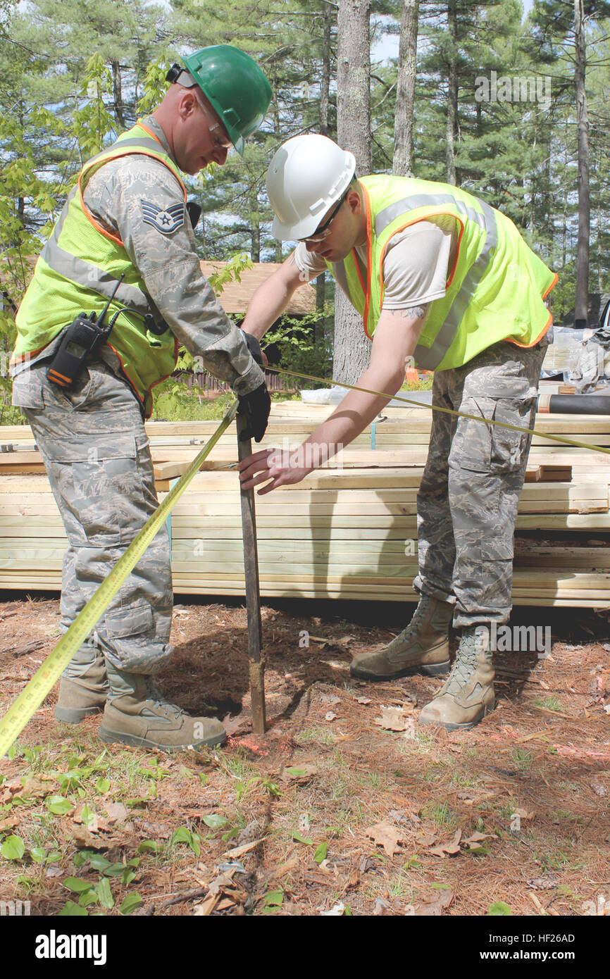 Staff Sgt Derek Lepek und Senior Airman Andrew Mapley Abstecken der Standort für eine neue Mitarbeiter-Kabine, die sie im Camp Hind Boy Scout Camp, Raymond, Maine, 20. Mai 2014 aufbauen. Lepek und Mapley sind Mitglieder der 127. Bauingenieur-Geschwader bei Selfridge Air National Guard Base, Michigan Flieger, zusammen mit der Marine Corps Reservisten und Armee Reservisten, arbeiten verschiedenen Bauprojekten im Camp während einer innovativen Bereitschaft Ausbildungsmission an die Militärangehörigen, die in verschiedenen Aufgaben und eine Gemeindeorganisation, in diesem Fall den Pfadfindern zu Benef Ausbildung erhalten können Stockfoto