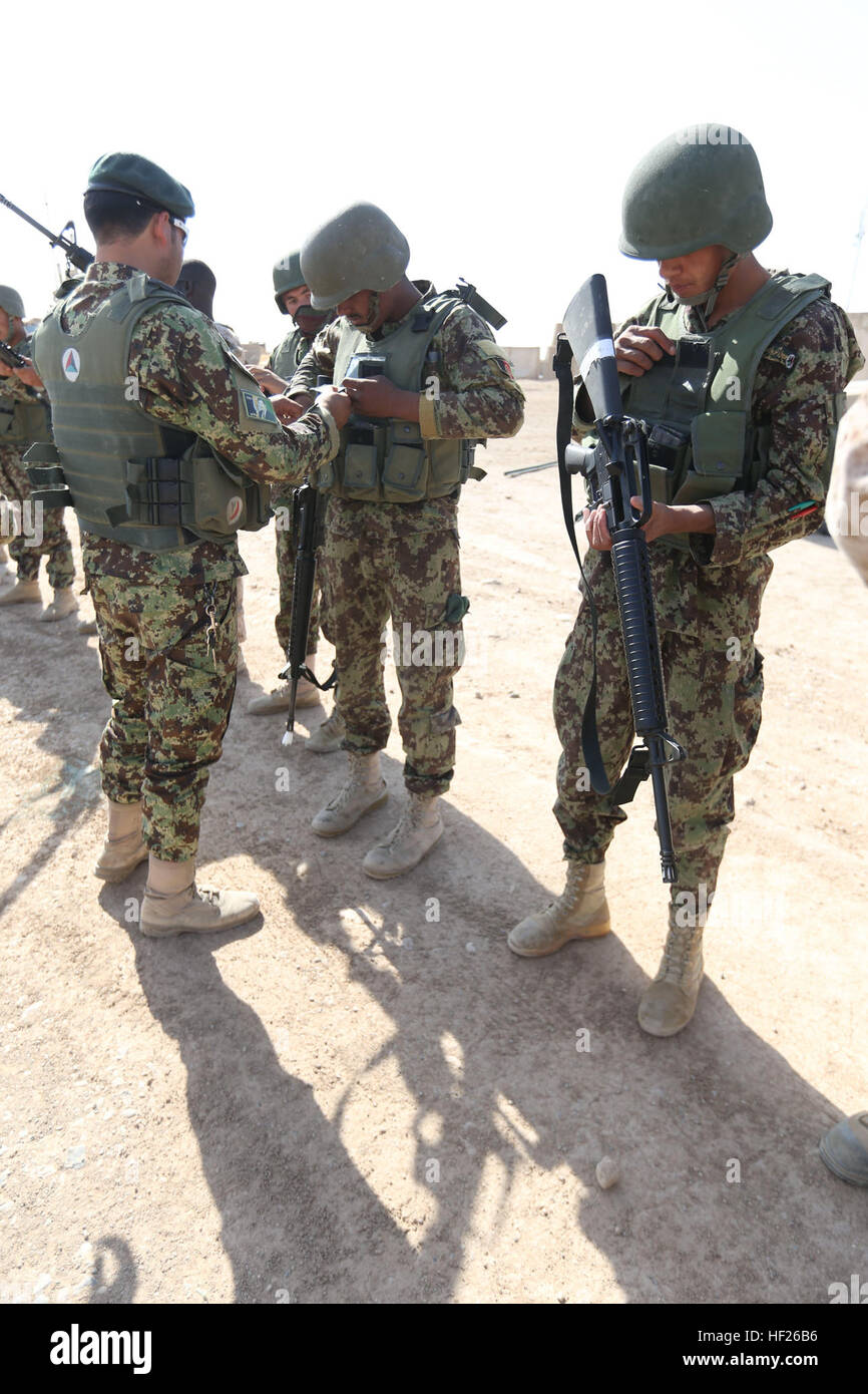 Afghan National Army (ANA) Soldaten mit 4. Tolay, 6. Kandak, 6. Brigade, 215. Korps und US-Marines mit Tolay Liaison Teams (TLT), Verhalten Sicherheitspatrouillen im Umkreis der Camp Leatherneck, Provinz Helmand, Afghanistan, 21. Mai 2014. ANA Kräfte von Mitgliedern des TLT, riet durchzuführen, Sicherheitspatrouillen um eine starke militärische Präsenz zu etablieren, verringern den Feind Gelegenheit, multinationaler Operationen zu beobachten und IEDs entlang des Umfangs zu platzieren. (Offizielle U. S. Marine Corps Foto von Sgt. Dustin D. März/freigegeben) 4. TOLAY PATROUILLIEREN 140521-M-EN264-021 Stockfoto