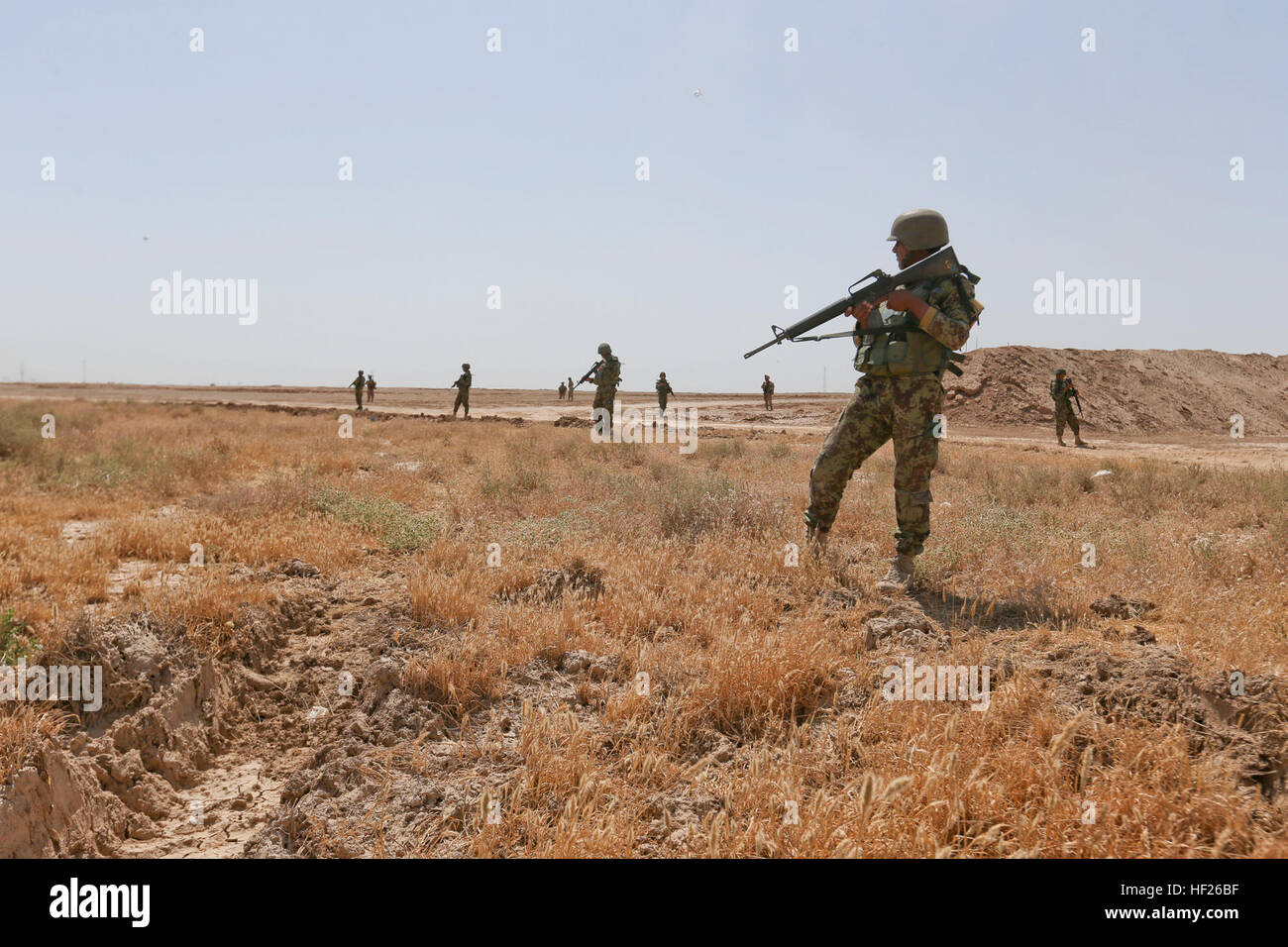 Afghan National Army (ANA) Soldaten mit 4. Tolay, 6. Kandak, 6. Brigade, 215. Korps und US-Marines mit Tolay Liaison Teams (TLT), Verhalten Sicherheitspatrouillen im Umkreis der Camp Leatherneck, Provinz Helmand, Afghanistan, 21. Mai 2014. ANA Kräfte von Mitgliedern des TLT, riet durchzuführen, Sicherheitspatrouillen um eine starke militärische Präsenz zu etablieren, verringern den Feind Gelegenheit, multinationaler Operationen zu beobachten und IEDs entlang des Umfangs zu platzieren. (Offizielle U. S. Marine Corps Foto von Sgt. Dustin D. März/freigegeben) 4. TOLAY PATROUILLIEREN 140521-M-EN264-061 Stockfoto