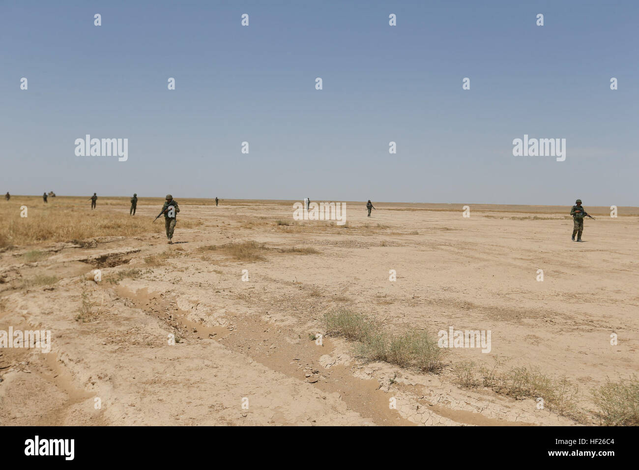 Afghan National Army (ANA) Soldaten mit 4. Tolay, 6. Kandak, 6. Brigade, 215. Korps und US-Marines mit Tolay Liaison Teams (TLT), Verhalten Sicherheitspatrouillen im Umkreis der Camp Leatherneck, Provinz Helmand, Afghanistan, 21. Mai 2014. ANA Kräfte von Mitgliedern des TLT, riet durchzuführen, Sicherheitspatrouillen um eine starke militärische Präsenz zu etablieren, verringern den Feind Gelegenheit, multinationaler Operationen zu beobachten und IEDs entlang des Umfangs zu platzieren. (Offizielle U. S. Marine Corps Foto von Sgt. Dustin D. März/freigegeben) 4. TOLAY PATROUILLIEREN 140521-M-EN264-243 Stockfoto