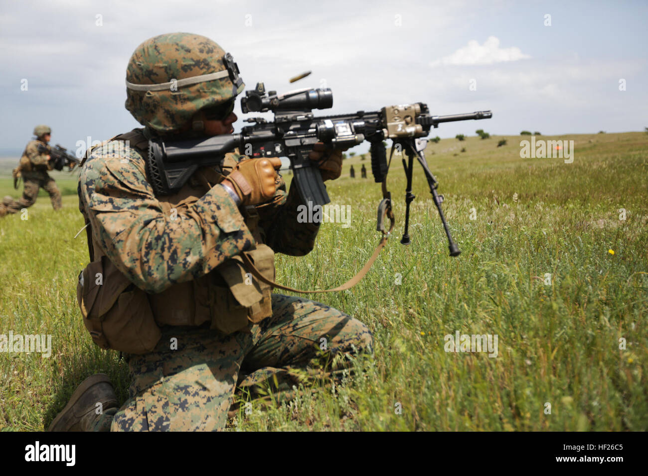 US Marine Corps Lance Cpl. Clinton Sisco Jr. des Schwarzen Meeres Rotations Kraft 14.2 vom 3. Bataillon, 8. Marine Regiment, feuert eine automatische M27 Infanteriegewehr während der Durchführung von live-Heißausbildung während des Trainings Platinum Eagle 14-2 am Babadag Trainingsbereich, Rumänien, 21. Mai 2014. Übung Platinum Eagle 14-2 ist eine multilaterale Übung entwickelt, um Partner Nation Kapazitäten aufzubauen, Beziehungen in einer gemeinsamen Schulungsumgebung verstärken und Interoperabilität von Verbündeten und Partner Kräfte zu erhöhen. Platinum Eagle 14-2 schließt US-Marines und Segler, sowie Soldaten aus Rumänien, Bulgarien, und Stockfoto