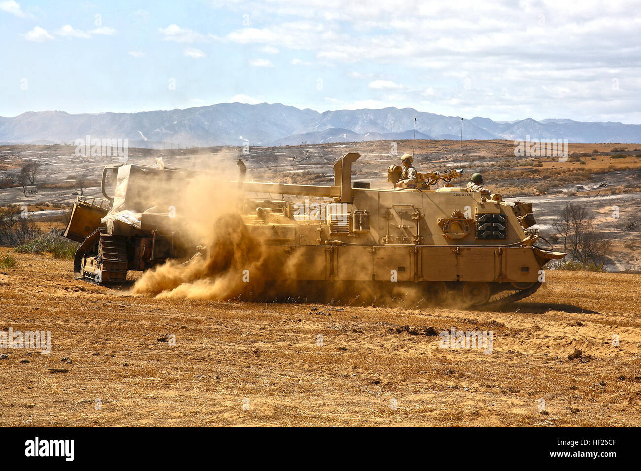 Marines mit Wartung Ablösung, Bekämpfung von Logistik-Bataillon 15, zentrale Regiment, 1st Marine Logistics Group, Abschleppen einen abgestürzten Bulldozer mit einem M88 Recovery Vehicle an Bord Naval Waffen Station Seal Beach Ablösung Fallbrook, Kalifornien, 21. Mai 2014. Die Planierraupe, im Besitz und betrieben von der National Forest Service, wurde verwendet, um die Waldbrände enthalten, die verteilt auf Southern California ab 14. Mai, bevor es beim Erstellen von Brandschneisen Feuer gefangen. Sergeant Ryan M. Stites, eine amphibische Fahrzeug-Mechaniker und sein Team von Marines, freiwillig den Bulldozer für Wiederherstellen der Stockfoto