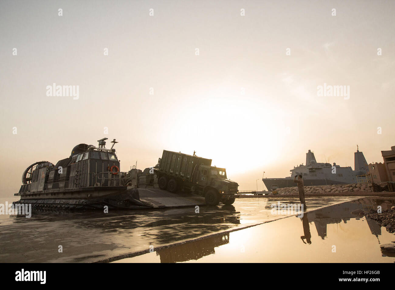 150526-M-YH418-005: JORDAN (26. Mai 2015) - A Medium Tactical Vehicle Ersatz oder 7-Tonne, Bekämpfung von Logistik-Bataillon 24 zugewiesen, 24. Marine Expeditionary Unit, orientiert sich aus ein Landungsboot Luftkissen, Aqaba, Jordanien, 26. Mai 2015. Die 24. MEU ist in Jordanien, die Durchführung einer Wäsche hinunter ihre Ausrüstung vor der Rückkehr in die Vereinigten Staaten. Die 24. MEU ist auf den Schiffen der Iwo Jima amphibisches bereit Gruppe begonnen und wird bereitgestellt, um die Aufrechterhaltung der regionalen Sicherheit in den USA 5. Flotte Einsatzgebiet. (Foto: U.S. Marine Corps CPL. Todd F. Michalek/freigegeben) USS New York führt washd Stockfoto