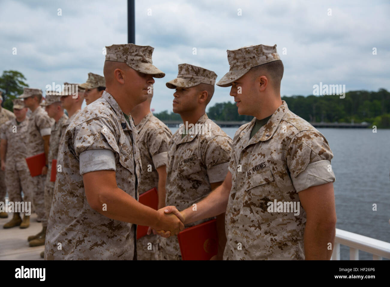 Auf einem Dock außerhalb Marston Pavillons, einem Bentonville, bekräftigte Arche, native seinen Amtseid während einer Förderung Zeremonie hier 27 Mai. "... ich schwöre feierlich, dass ich unterstützen und die Verfassung der Vereinigten Staaten gegen alle Feinde, außen- und Innenpolitik verteidigen; dass ich wahren Glauben und Treue zu der gleichen tragen wird; die ich nehmen diese Verpflichtung frei, ohne geistigen Vorbehalt oder Zweck der Steuerhinterziehung, und das werde ich gut und treu erfüllen die Aufgaben des Amtes auf dem bin ich zu geben, "sagte 1st Lt. Benjamin Steiger, ein Logistik-Offizier mit Support für Transportation Stockfoto
