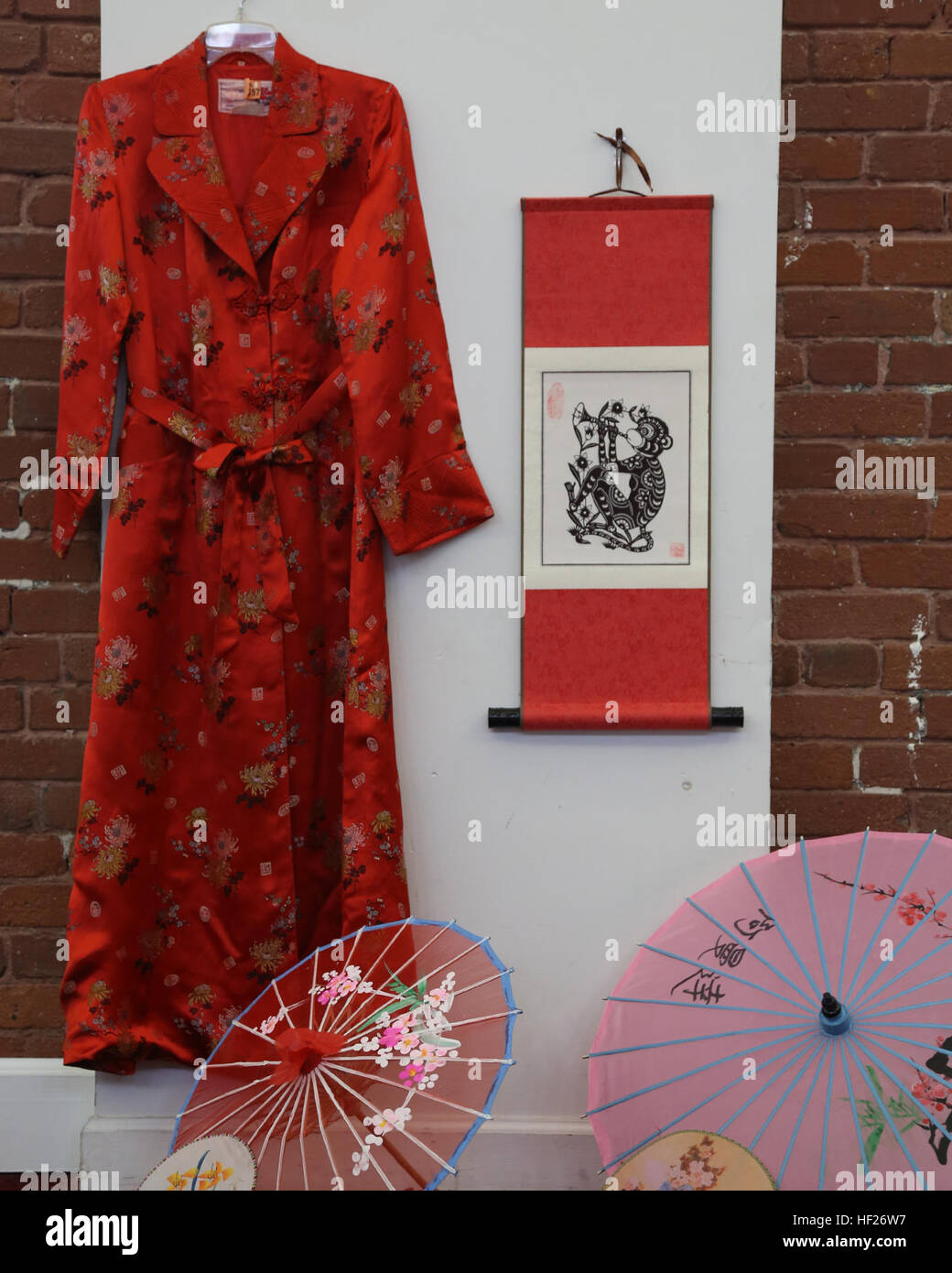 Männer und Frauen feiern Pacific und asiatischen Erbe während der Pacific Asian Heritage Feier an Bord Marine Corps rekrutieren Depot Parris Island, SC, 30. Mai 2014. Die Pacific Asian Heritage Feier veranstaltet ein Plethera von Ereignissen in Bezug auf und die Anzeige, Traditionen, Bräuche und Kultur. (Foto: U.S. Marine Corps LCpl Alex Kouns, MCRD Parris Island Combat Kamera/freigegeben) Pacific Asian Heritage Feier 140530-M-GN053-001 Stockfoto