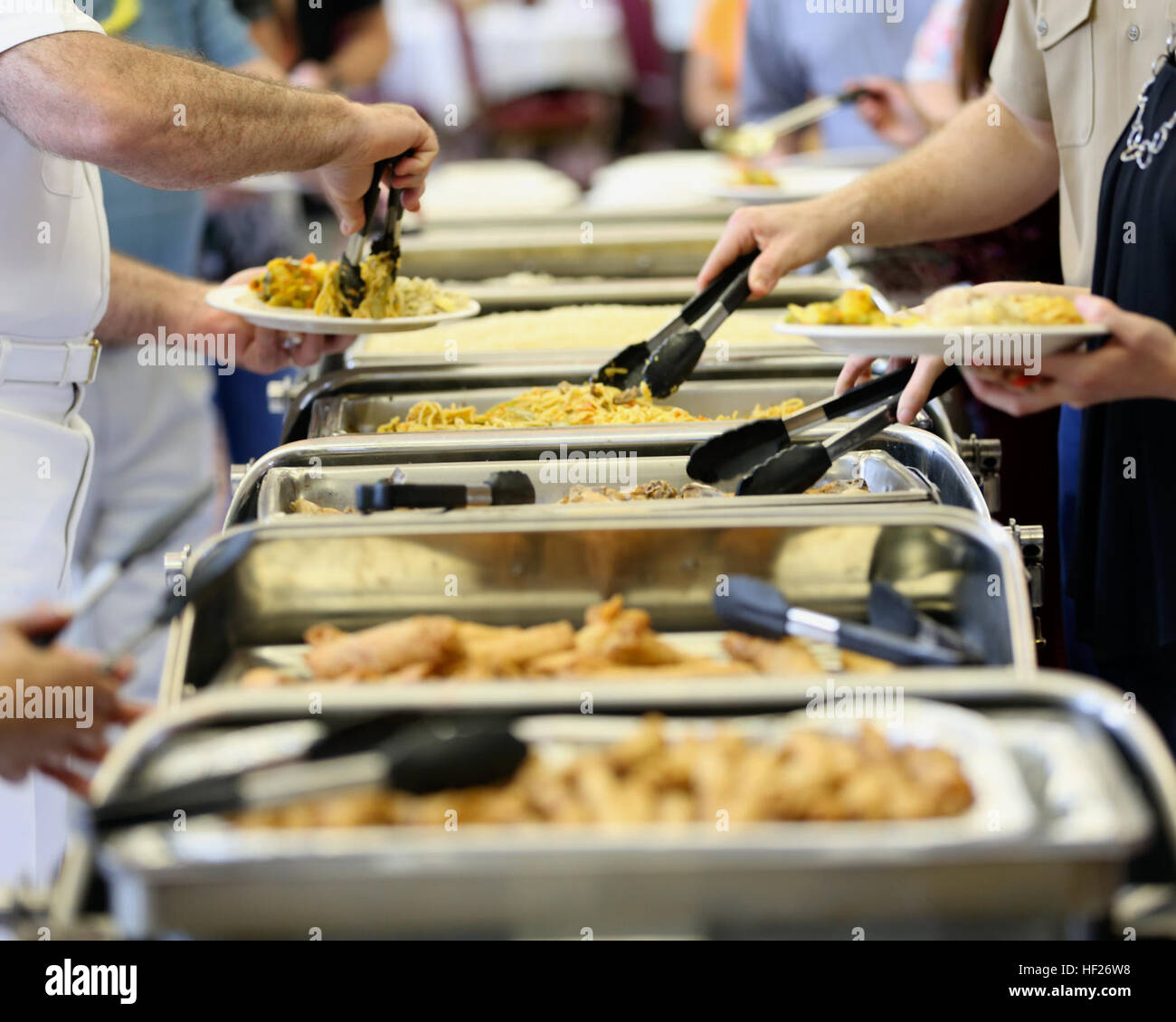 Männer und Frauen feiern Pacific und asiatischen Erbe während der Pacific Asian Heritage Feier an Bord Marine Corps rekrutieren Depot Parris Island, SC, 30. Mai 2014. Die Pacific Asian Heritage Feier veranstaltet ein Plethera von Ereignissen in Bezug auf und die Anzeige, Traditionen, Bräuche und Kultur. (Foto: U.S. Marine Corps LCpl Alex Kouns, MCRD Parris Island Combat Kamera/freigegeben) Pacific Asian Heritage Feier 140530-M-GN053-046 Stockfoto
