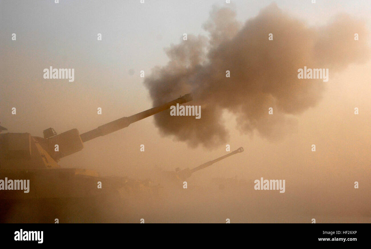 Britische Soldaten von J (Sidi Rezegh) Batterie, 3. Regiment Royal Horse Artillery verbringen die frühen Abendstunden Kalibrierung AS90, 155 mm selbst fahrende Waffe in Multi-National Division (Südosten) Basra, Irak am 28. August 2008. (US Armee-Foto von Pfc. Rhonda J. Roth-Cameron/freigegeben) Flickr - DVIDSHUB - britische Soldaten kalibrieren Artillerie Stockfoto