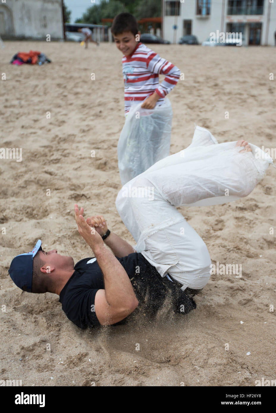 US Marine Corps Sgt. Anthony Borestine Schwarzmeer Rotations Kraft 14 vom 3. Bataillon, 8. Marine Regiment, fällt auf den Sand während Sack, die Rennen während 2014 internationalen Kinder Tages-Veranstaltung moderiert von Asociatia United Hände Rumänien in Eforie Nord, Rumänien, 1. Juni 2014. Internationaler Kindertag ist um das wohl der Kinder zu fördern und ihre Kindheit feiern gefeiert. BSRF-14 ist ein Kontingent von Marines und Matrosen in den Schwarzmeerraum, Balkan und Kaukasus Regionen, die mit Partnerstaaten, bewährte Partnerschaften beizubehalten und gleichzeitig militärische Kapazitäten Arbeiten fördern regio Stockfoto