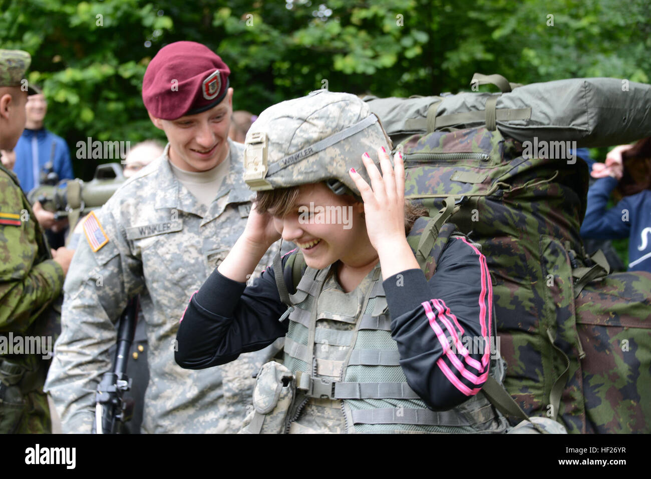 PFC Michael Winkler von Gwinn, Michigan, ein Fallschirmjäger, 1. Bataillon, 503. Infanterieregiment, 173rd Airborne Brigade zugewiesen hilft um Kaunus "VDU Rasos" Gymnasium Student zu stabilisieren, die während eines Besuchs in Kaunus, Litauen, 2. Juni 2014 auf Militärausrüstung versucht. Die "Sky-Soldaten" sind in Litauen Abschluss Übungen zur NATO Interoperabilität zwischen den litauischen und amerikanischen Truppen zu erhöhen. (Foto: U.S. Army Staff Sgt Kimberly Bratic, Michigan National Guard/freigegeben) Fallschirmjäger besuchen Sie litauische Schule 140602-Z-LE308-026 Stockfoto