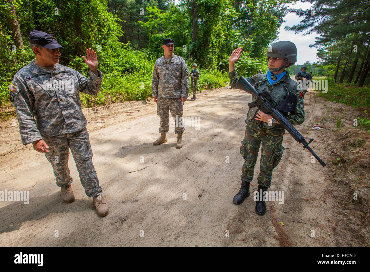 New Jersey Army National Guard Drill Instructor Sgt. 1. Klasse Harry R. Martinez, links, zeigt Hand unterschreibt albanische Offizier Kandidaten Anita Gruda, Recht, während der improvisierten Sprengkörpern Ausbildung am Joint Base McGuire-Dix-Lakehurst, New Jersey, 4. Juni 2014. Albanien ist der erste Staat Partnerprogramm schickt seine Offizier-Anwärter in die Vereinigten Staaten, eine Officer Candidate School (OCS)-Programm teilnehmen. Die 12-Wochen-NJARNG OCS-Programm wird nach dem aktiven Dienst Programm an Fort Benning, Georgia, modelliert und beinhaltet Unterricht, physikalische und Leadership-Training. (US Air Nat Stockfoto