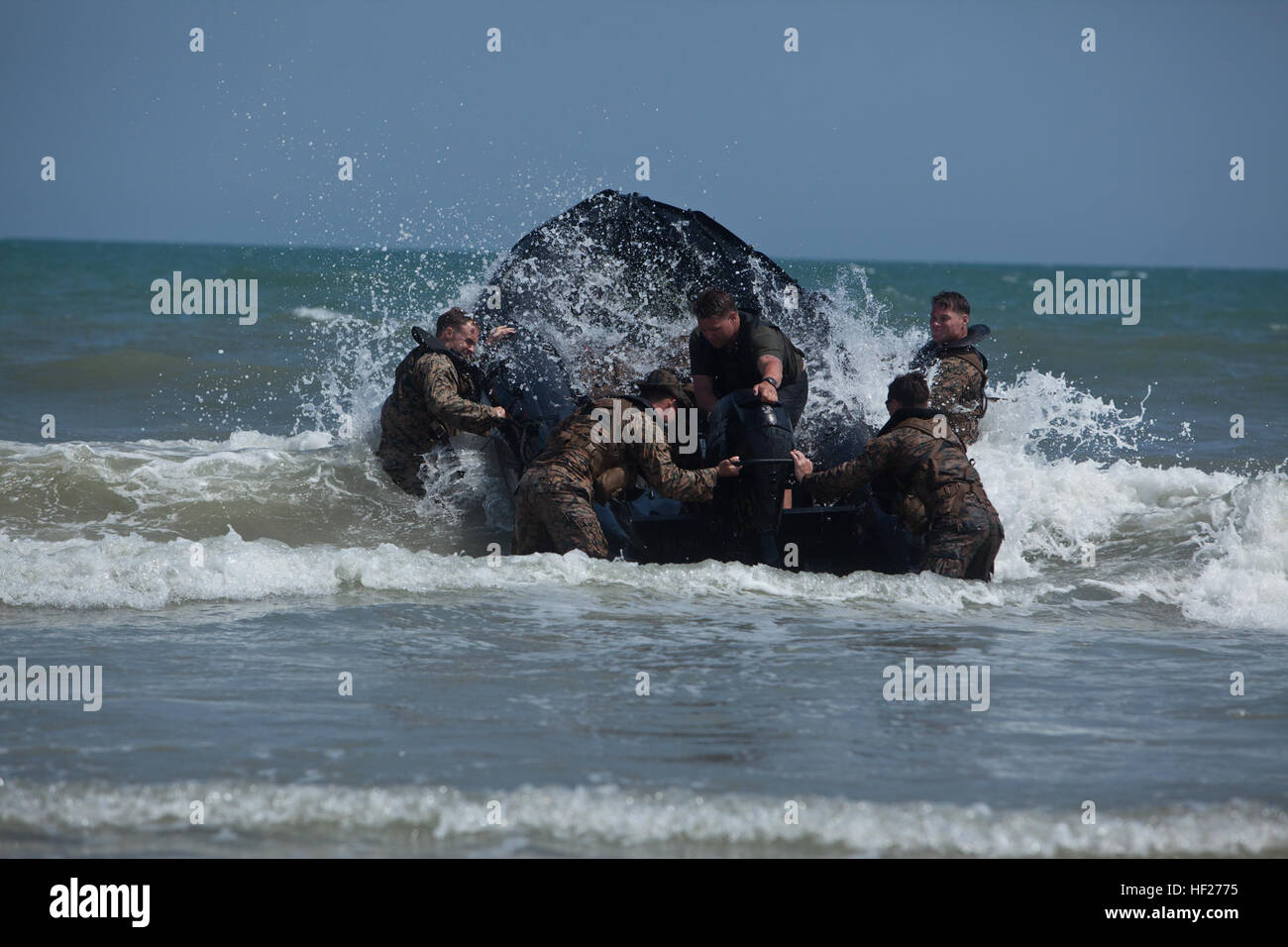 US-Marines mit Alpha Company, 2nd Reconnaissance Battalion 2nd Marine Division (MARDIV), eine F470 bekämpfen-Kautschuk-raiding Craft (CRRC) auf Onslow Beach nach Durchführung einer harten Ente Insertion am Onslow Beach, Camp Lejeune, North Carolina, 4. Juni 2014 zu manövrieren. Die Marines praktiziert harte Ente Einfügungen, Freigabe einer CRRC mit geladenen Packs aus dem hinteren Teil eine CH-53E Super Stallion, um die Intelligenz zur Unterstützung der Bodentruppen Notfallpläne für zukünftige Vorgänge zu simulieren. (U.S. Marine Corps Foto von Lance Cpl. Christopher A. Mendoza, 2. MARDIV, Bekämpfung der Kamera/freigegeben) 2. Aufklärung Hel Stockfoto