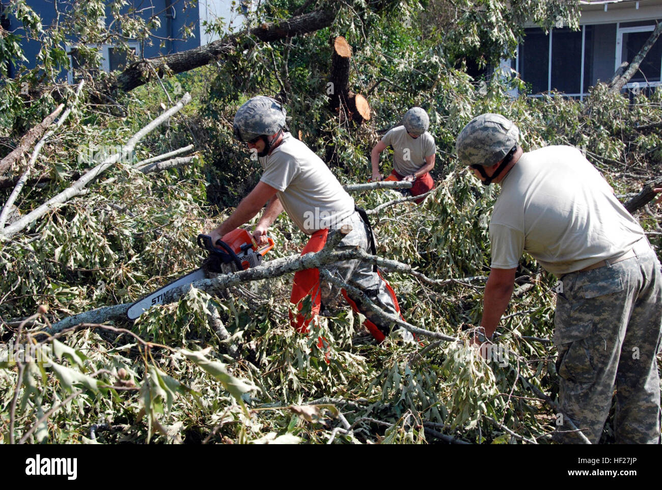 BATON ROUGE, Louisiana - Louisiana National Guard 926th Ingenieur Mobilität Augmentee Gesellschaft von der 769th Pionier-Bataillon, die Reinigung der öffentlicher Straßen in Baton Rouge, Louisiana, von umgestürzten Bäumen in der Nachmahd von Hurrikan Gustav. Der 926th MAC verwendet Kettensägen zusammen mit Ellenbogen Fett um ihre Mission zu erfüllen. (Foto: US-Armee Sgt. 1. Klasse Carlos Sanchez, 241st Mobile Public-Affairs-Abteilung) Flickr - DVIDSHUB - Louisiana Nationalgarde löscht öffentliche Straßen in Baton Rouge, La Stockfoto