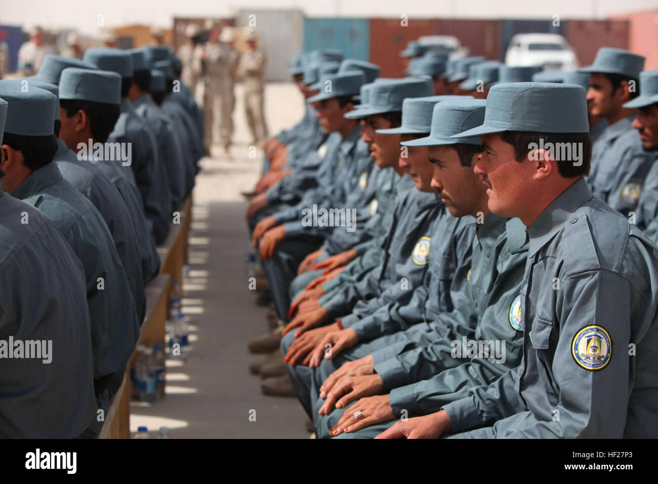 Afghanische Nationalpolizei Rekruten sitzen Absolvent Joint Security Academy Südwesten am Camp Leatherneck, Juli 14 bereit. Die 117 Absolventen absolviert einen acht-Wochen intensives Training Lehrplan, der sechs Wochen des afghanischen Ministeriums für innere Auftrag Programm Unterrichtssprache enthalten und zwei Wochen US-Marine "Core plus" Training umfasst verbesserte Treffsicherheit, Überwachung und Bekämpfung Fähigkeiten. Die ANP-Offiziere kehren nach Provinz Badghis, wo sie Sicherheit im und rund um die Stadt Qalayi Naw sorgen werden. Afghanische nationale Polizei rekrutiert Graduate von Security Academy in Helmand Provinz Stockfoto