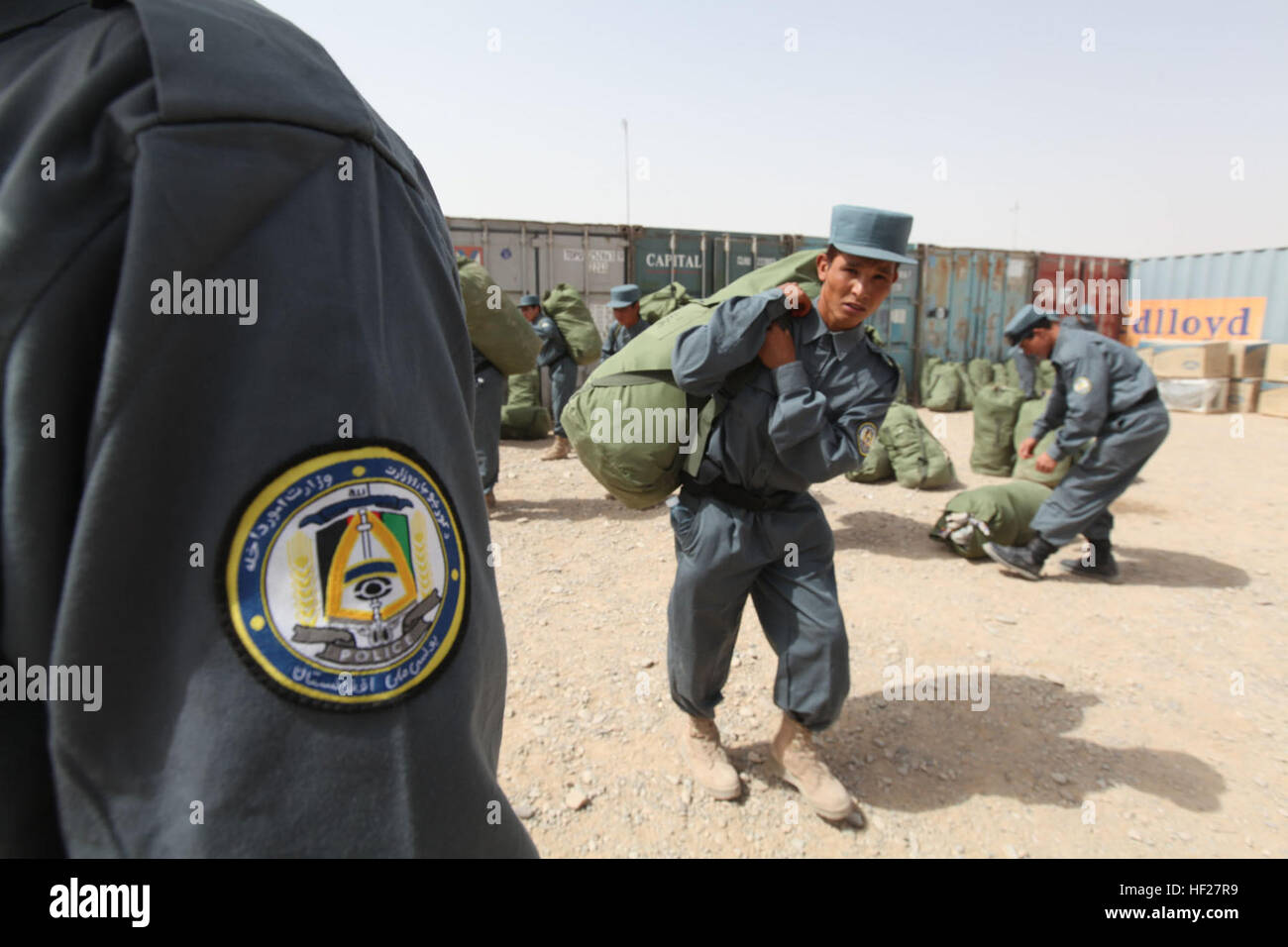 Ein Afghan National Police Officer trägt seine persönlichen Sachen nach dem Abschluss der gemeinsamen Sicherheit Akademie Südwesten am Camp Leatherneck, Juli 14. Die 117 Absolventen absolviert einen acht-Wochen intensives Training Lehrplan, der sechs Wochen des afghanischen Ministeriums für innere Auftrag Programm Unterrichtssprache enthalten und zwei Wochen US-Marine "Core plus" Training umfasst verbesserte Treffsicherheit, Überwachung und Bekämpfung Fähigkeiten. Die ANP-Offiziere kehren nach Provinz Badghis, wo sie Sicherheit im und rund um die Stadt Qalayi Naw sorgen werden. Afghanische Nationalpolizei Rekruten Absolvent Secur Stockfoto