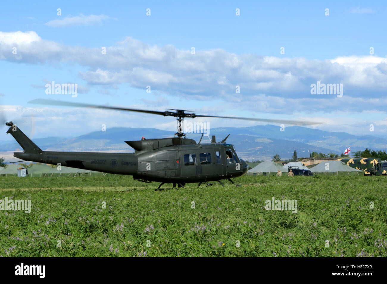 Ein georgischen Streitkräfte UH - 1H Hubschrauber landet in Vaziani Trainingsbereich, Georgia, zu Vorsorge, Unfall-Evakuierung Fähigkeiten zum georgischen Soldaten und 14 US-Marines des Schwarzen Meeres Rotations Kraft während des Trainings Agile Geist 14 Juni 13. Die vierte Iteration der Agile Geist wird die Bemühungen von mehr als 250 Marines und 550 georgische Soldaten vereinheitlichen, durch die Durchführung von Brigade und Bataillonsebene Ausbildung Engagements bis 21 Juni. BSRF-14 bietet US Marine Forces Europe und Afrika eine robuste, Rotations Fähigkeit weiterhin bewährte Partnerschaften und strategische Freundschaften in der Blac Stockfoto