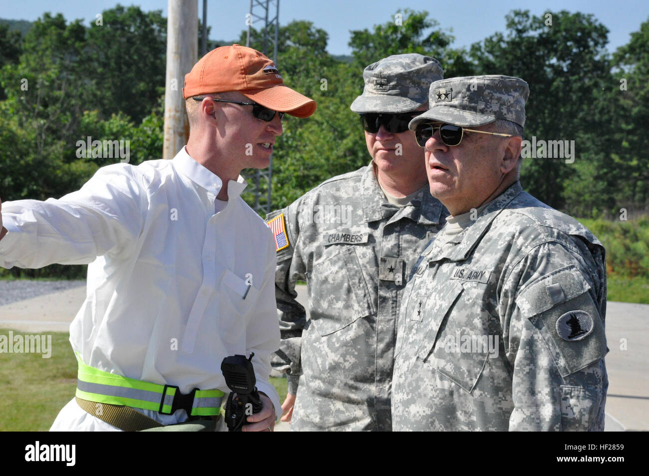 Major General Frank Vavala und Major General Scott Chambers erhalten eine kurze von 1st Lt. Jason Brooks auf der Mission, die die 1049th Transportation Company während ihrer jährlichen Ausbildung am Fort Indiantown Gap, PA (US Army National Guard Foto von Officer Candidate Wendy McDougall/freigegeben) Delaware Nationalgarde 2014 jährliche Schulung 140616-Z-ZB970-062 durchführt Stockfoto