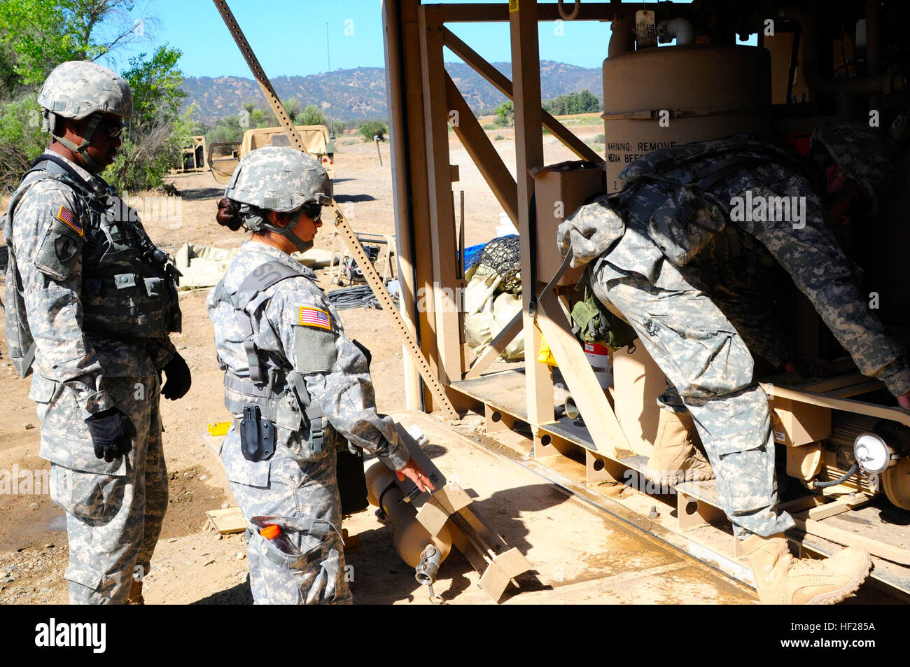 Kalifornien Nationalgarde Soldaten aus dem Merced-basierte 1040th Quartiermeister Co. und 159. Quartiermeister Team einrichten eine Wasser-Kläranlage in der Nähe von den Nacimiento River Camp Roberts beim jährlichen Training, 6-21 Juni 2014. Die Bürger-Soldaten waren in der Lage, sauberes Wasser als das, was die wichtigsten Training Einrichtungen Wasserquelle und eine Flasche Wasser an der Post-Exchange bieten waren zu produzieren. Abgebildet sind die verschiedenen Stadien der reinigende Prozess, Wasser-Lagerung und Verteilung. (US Army National Guard Foto von Spc. Cameron Hedberg) Wasser-Reinigung-Spezialisten machen magische Flüssigkeit so frisch Stockfoto