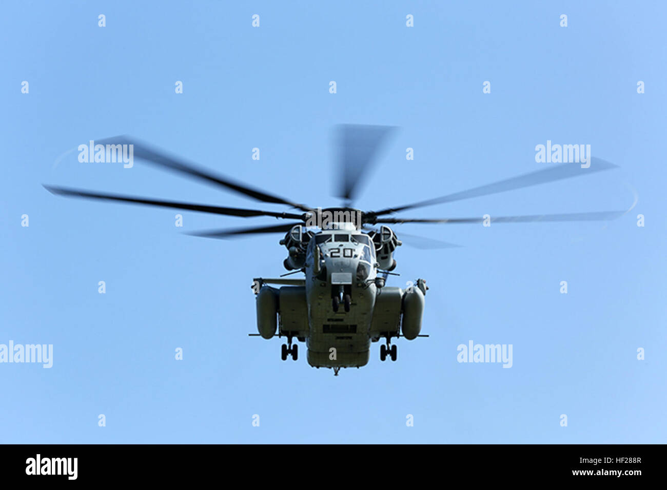 Ein CH-53E Super Stallion von Marine Medium Tiltrotor Geschwader 365 (Stahlbeton), 24. Marine Expeditionary Unit, bereitet zum Abladen des 24. MEU Marines und Segler mit Battalion Landing Team 3. Bataillon, 6. Marineregiments während einer vertikalen RAID-Hindernisparcours in Camp Lejeune, North Carolina, 17. Juni 2014. Der Angriff war Teil der Lima Company, BLT 3/6 einsatzvorbereitende Ausbildung in Vorbereitung auf die 24. MEU Bereitstellung am Ende des Jahres. (Foto: U.S. Marine Corps CPL Devin Nichols) BLT 3-6, führt 24. MEU vertikale Hindernisparcours RAID-140617-M-AR522-144 Stockfoto