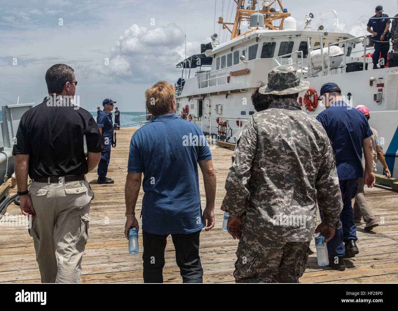 James Brewster, US-Botschafter für die Dominikanische Republik, Brewster kommt nach der U.S. Coast Guard Cutter Richard Etheridge an Bord der Dominikanischen Naval Base, Las Calderas liegt in der Nähe von Bani, Dominikanische Republik während der Übung Tradewinds 2014, 21. Juni 2014. Botschafter Brewster besucht die Marinebasis und hatte die Gelegenheit, einige der Ausbildung Entwicklungen statt im Rahmen der Phase II der Übung zu beobachten. Phase II der Tradewinds 2014 ist meist eine Boden Feld Übung vom 16. Juni bis 25. Juni statt. Tradewinds 2014 ist eine gemeinsame, kombinierte Übung durchgeführt um zu buil Stockfoto