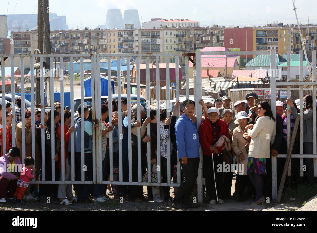 Mongolische Bürger warten von Medizinern nach der Khaan Quest 2014 Genossenschaft Gesundheit Engagement und Engineering Civic Aktionsprogramm Eröffnungsfeier an der 42. Grundschule im Songinokhairkhan Bezirk, Ulaanbaatar, Mongolei Tov Provinz gesehen werden. Während der Ereignisse Engineering Civic Aktionsprogramm und kooperative Gesundheit Engagement Streitkräfte Mediziner und Ingenieure aus teilnehmenden Nationen bilden und stärken ihre Beziehungen zu militärischer nebeneinander arbeiten. Der Mediziner werden die Gemeinschaft wie min anbieten Stockfoto