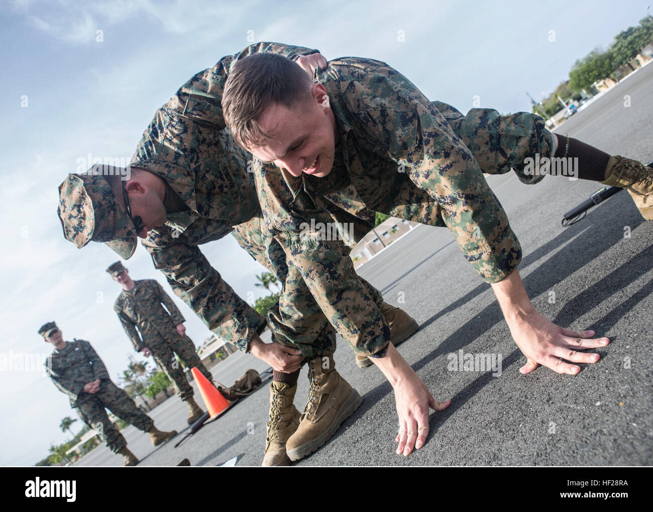 US Marine Lance CPL Andrew Soliz, MP COC, C Company, führt eine Suche auf US Marine CPL Andrew Linnig, MP COC, C Company, als Teil einer Traffic Control Point Training Evolution das Fahrzeug enthalten und Personalsuche Tradewinds 2014 an Bord der Dominikanischen Naval Base, Las Calderas, befindet sich in der Nähe von Bani, Dominikanische Republik, 22. Juni 2014. US-Marines mit Charley Gesellschaft, 4. Law Enforcement Bataillon, zwingt Meeresschutzgebiet und Soldaten mit der kanadischen Armee sind Polizeikräfte aus 13 Partnerstaaten, die Teilnahme an der Phase II des Tradewinds 2014 vom 16. Juni bis statt training Stockfoto