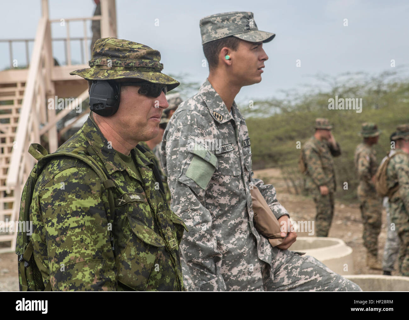 Warrant Officer Joel Maclaren, Royal Canadian Army, gibt Befehle mit Captain David Dominguez, Armee der Dominikanischen Republik, während Tradewinds 2014 Schießstand an Bord Dominikanische Naval Base, Las Calderas, Bani, Dominikanische Republik, 22. Juni 2014 in der Nähe. US-Marines mit Charley Gesellschaft, 4. Law Enforcement Bataillon, zwingt Meeresschutzgebiet und Soldaten mit der kanadischen Armee sind Training Polizeikräfte aus 13 Partnerstaaten wie Sie direkt und sicher verwalten Schießplatz Operationen im Rahmen der Phase II Tradewinds 2014 Field Training Exercise statt vom 16. Juni bis 25. Juni. Tradewinds-201 Stockfoto