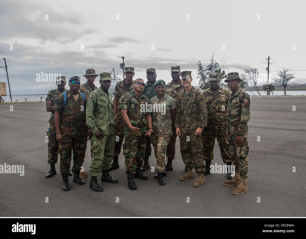 Mitglieder des Teams eine posieren für ein Foto am Ende des Gewinnspiels Kader anlässlich der letzte Trainingstag der gemeinsamen und kombinierte Übung. Zwölf Teams, die von einem Mitglied der einzelnen Partner Nation umfasste bewarben sich um prahlen, dass Rechte an Veranstaltungen wie innen städtische Taktik Training, innere Viertel Schlachten und Zimmer Lichtungen Teil der kombinierten Gruppe Wettbewerbe im Tradewinds 2014 an Bord Dominikanische Naval Base, Las Calderas, Bani, Dominikanische Republik, 24. Juni 2014 in der Nähe schließen. US-Marines mit Charley Gesellschaft, 4. Law Enforcement Bataillon, Marine Forces Reserve und Soldaten-Witz Stockfoto