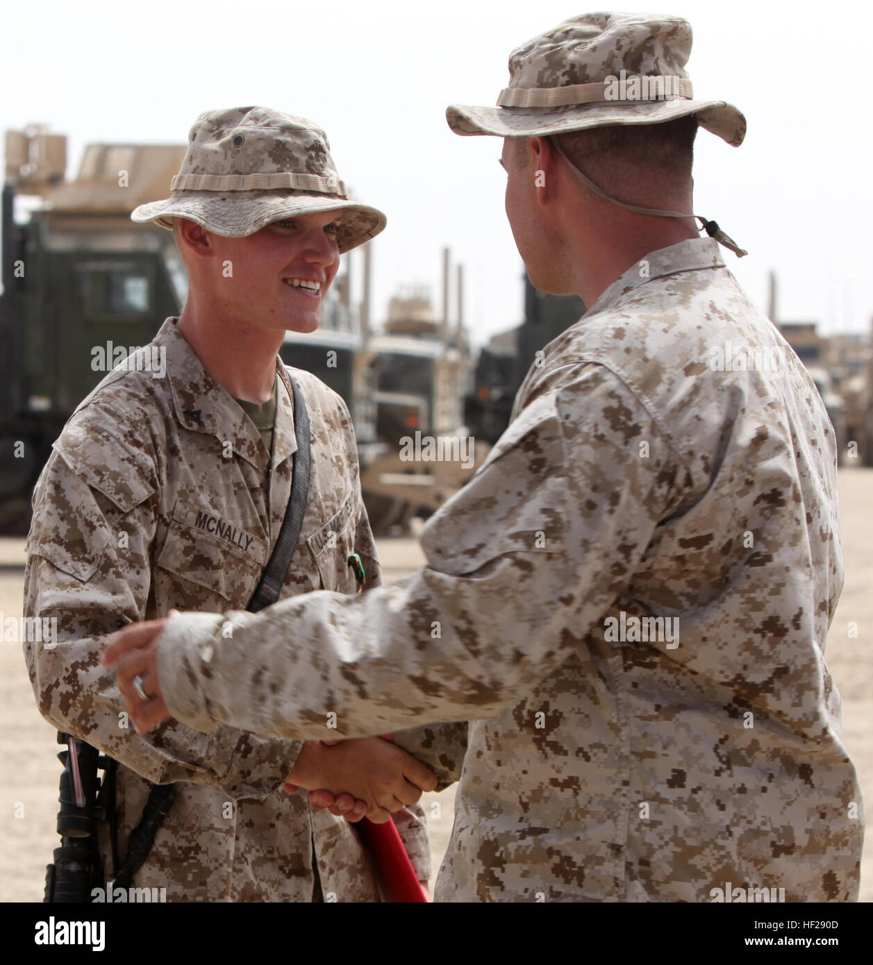 Marines der 9. unterstützen Pionierbataillon, 1st Marine Logistics Group (vorwärts), gratulieren Lance Cpl. Trevor D. McNally, Wasser-Support-Techniker für 9. ESB, 1. MLG (FWD), nach Erhalt der Navy und Marine Corps Achievement Medal im Camp Leatherneck, Afghanistan, 4. August. Wie erwähnt in seinem NAM zitieren, McNally ist "hervorragende Leistung" brachte ihm den Titel der Marine des Quartier für I Marine Expeditionary Force (vorwärts) für das dritte Quartal des Kalenderjahres 2010. McNally, 20, aus Hinckley, Minnesota, 37 Marinekorps-Institut absolviert und unterhält eine perfekte 300 auf dem physischen F Stockfoto