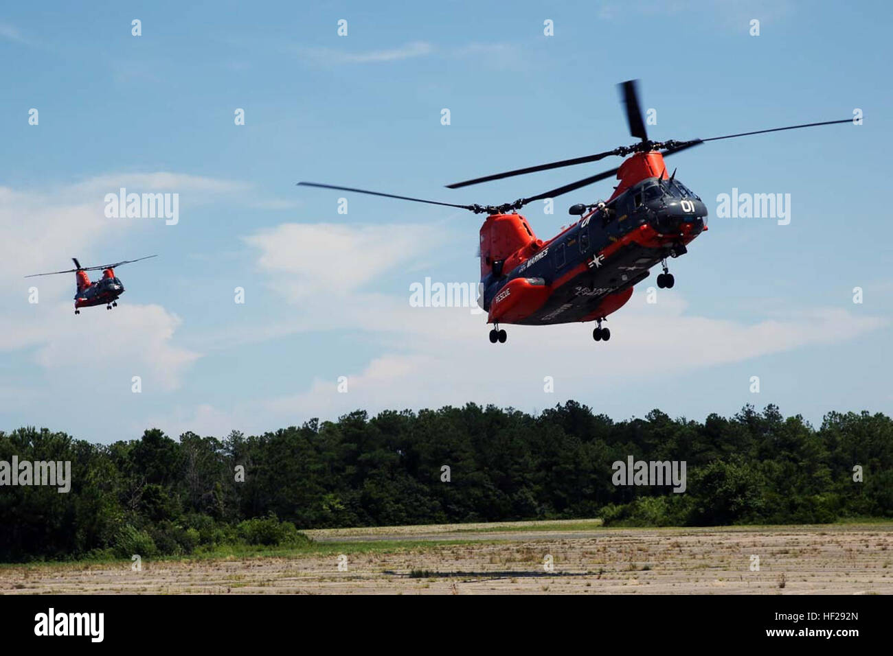 Zwei Hubschrauber der HH-46 Sea Knight von Marine Transport-Geschwader 1 angekommen Marine Corps abgelegenen Bereich Atlantic, N.C., 25. Juni 2014.  Die Meer-Ritter durchgeführt des Verteidigungsministeriums und Office of Management and Budget Beamten, die Marine Corps Air Station Cherry Point, North Carolina, und seine nebensächlichen Ausbildungseinrichtungen über Cherry Punkte Bemühungen zur Verhinderung weiterer Eingriff nach kritischen Schulung lernen tourte. Top Budget Beamten untersuchen Eingriff rund um Cherry Point 140625-M-BN069-023 Stockfoto