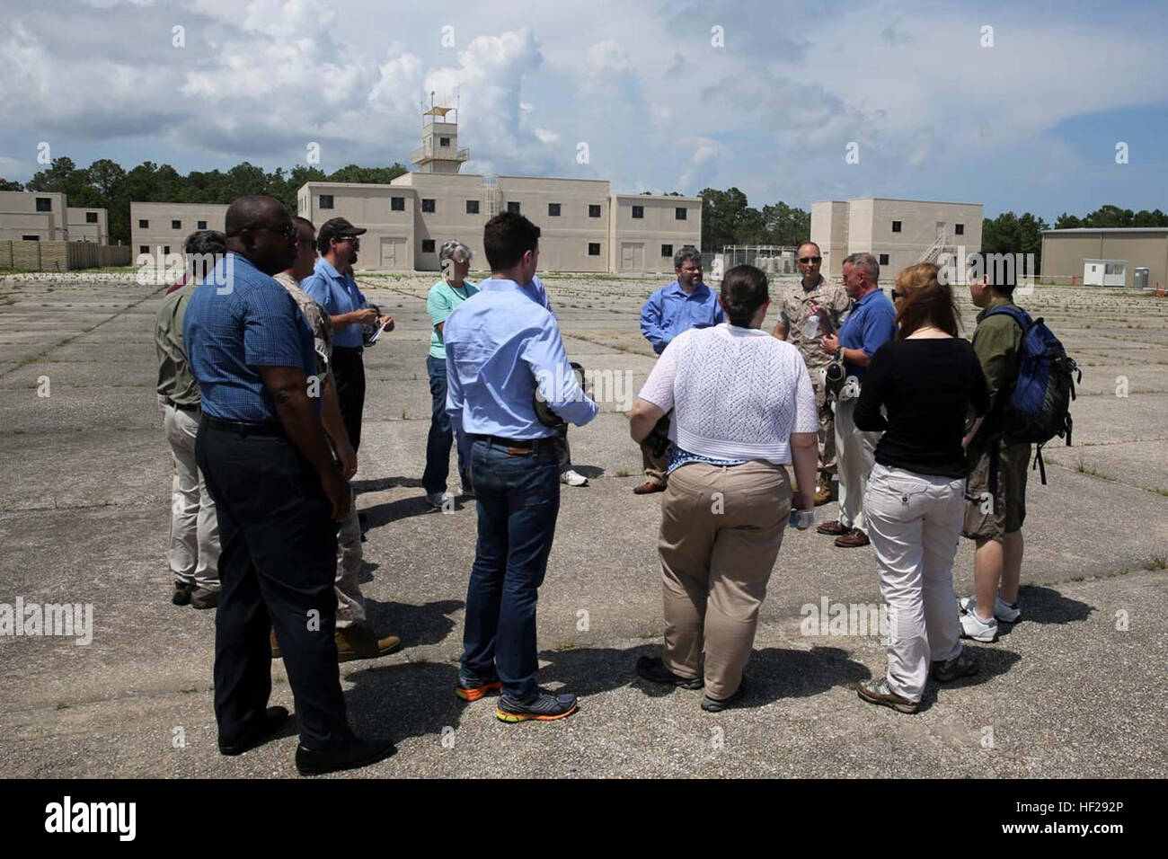 Department of Defense und staatlichen Haushalt Beamten tour eine neue militärische Operation in urbanem Gelände Stadt im Marine Corps abgelegenen Bereich Atlantic, N.C., 25. Juni 2014.  Die Vertreter tourte Marine Corps Air Station Cherry Point, North Carolina, und seiner abgelegenen Trainingsmöglichkeiten, die Auswirkungen der Eingriff auf kritische Cherry Point Ausbildung untersuchen. Top Budget Beamten untersuchen Eingriff rund um Cherry Point 140625-M-BN069-037 Stockfoto