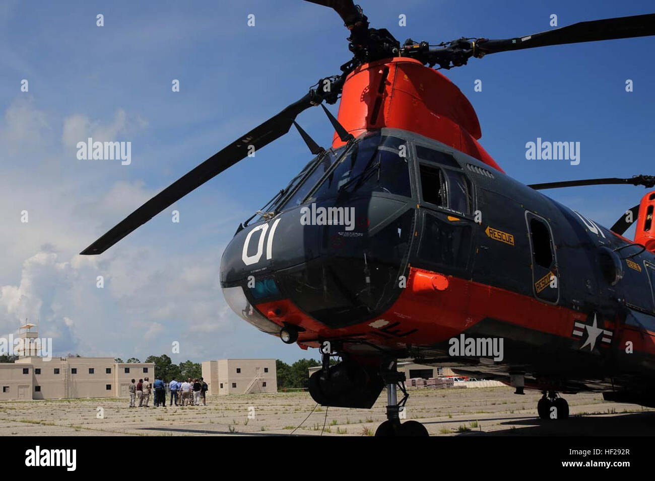 Department of Defense und Office Management und Budget Vertreter tour eine neue militärische Operation in urbanem Gelände Stadt im Marine Corps abgelegenen Bereich Atlantic, N.C., 25. Juni 2014.  Sie besuchten Marine Corps Air Station Cherry Point, North Carolina, und seine umliegenden Ausbildungsstätten in zwei Hubschrauber HH-46 Sea Knight Marine Transport-Geschwader 1 bis die Auswirkungen der Eingriff auf die militärische Ausbildung hier zu sehen. Top Budget Beamten untersuchen Eingriff rund um Cherry Point 140625-M-BN069-042 Stockfoto