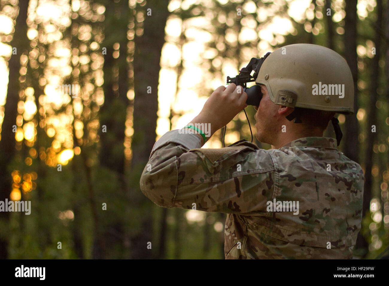 Ein US Air Force Flieger von der New Jersey Air National Guard 227. Air Support Operations Squadron sorgt für seine Nachtsicht Brille arbeiten vor einer Trainingsmission am Joint Base McGuire-Dix-Lakehurst, New Jersey, 1. Juli 2014. (U.S. Air National Guard Foto von techn. Sgt. Matt Hecht/freigegeben) Air National Guard fahren & Rescue Squadron Zug zusammen 140701-Z-NI803-315 Stockfoto