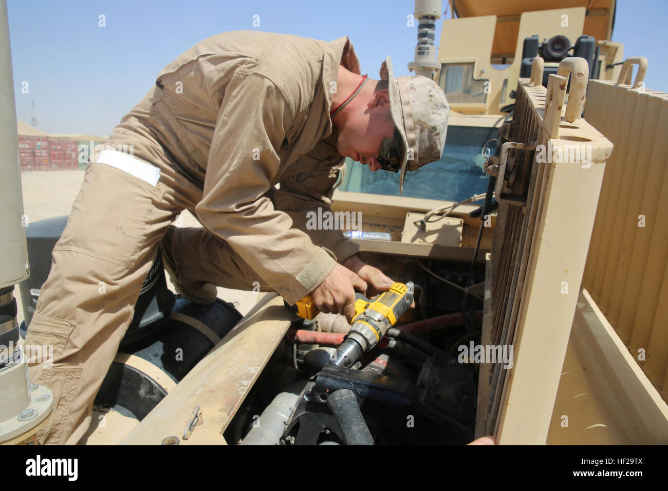 Lance Cpl. Andrew Witte, ein motor Transport-Mechaniker mit 1. Bataillon, 7. Marineregiment führt Wartungsarbeiten an einer Mine Resistant Ambush Protected Fahrzeug an Bord Camp Leatherneck, Afghanistan, 22. Juli 2014. Witte, ein Eingeborener von Phoenix und vier andere Lanze Korporale sind die fünf Mechanik verantwortlich für alle Wartungsarbeiten an Fahrzeugen in das Bataillon für Mission Erfolg während der Kampfhandlungen durchgeführt. (U.S. Marine Corps Foto von CPL. Joseph Scanlan / veröffentlicht) Marine Mechanik Erfolg während der Kampfhandlungen in Afghanistan 140722-M-OM885-012 Stockfoto