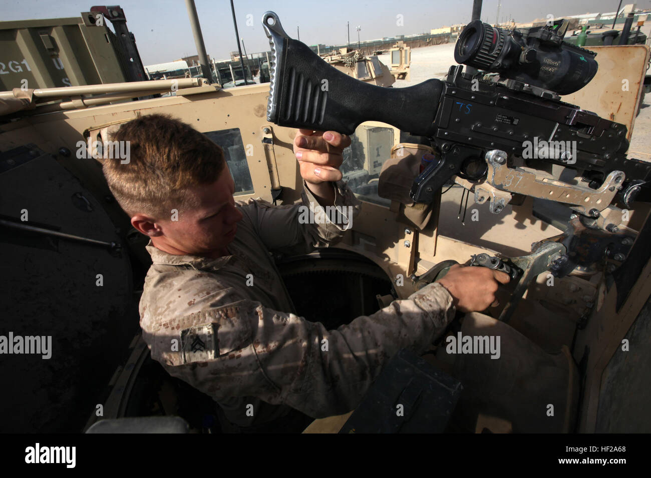 Corporal Alex Roberts, ein Revolver Schütze und Waffen Unteroffizier mit Bekämpfung der Logistik-Bataillon 7, steigt seine M240B Maschinengewehr in den Turm von seiner Mine Resistant Ambush Protected Fahrzeug an Bord Camp Leatherneck, Afghanistan, 14. Juli 2014. Roberts, fungieren gebürtig aus Dunnellon, Florida, und seine Kollegen Turm "Gunners" CLB-7 als Augen und Ohren, während die Schutzengel der jede Patrouille bekämpfen Logistik während ihres Einsatzes durchgeführt. (US Marine Corps Foto von Sgt. Frances Johnson/freigegeben) Turm "Gunners" Bekämpfung von Logistik-Bataillon 7 halten Konvoi sicher 140714-M-JD595-0046 Stockfoto