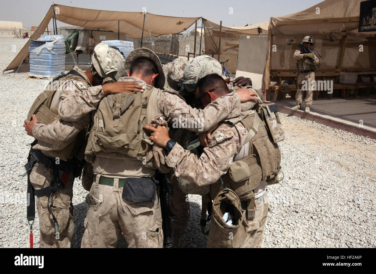 Turm "Gunners" mit Combat Logistik-Bataillon 7 beten über einander vor einem Kampf Logistik patrouillieren an Bord Camp Leatherneck, Afghanistan, 14. Juli 2014. Den Turm "Gunners" CLB-7 fungieren als Augen und Ohren, während die Schutzengel der jede Patrouille bekämpfen Logistik während ihres Einsatzes durchgeführt. (US Marine Corps Foto von Sgt. Frances Johnson/freigegeben) Turm "Gunners" Bekämpfung von Logistik-Bataillon 7 halten Konvoi sicher 140714-M-JD595-0103 Stockfoto