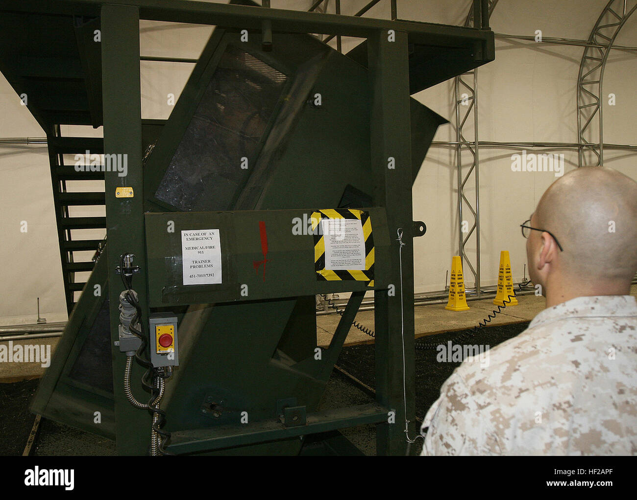 Sgt Steven Castro betreibt der Humvee Egress Hilfe Trainer an Bord Camp Lejeune, North Carolina, 28. Oktober 2008.  In der Hitze sind vier Service-Mitglieder aus der II. Marine Expeditionary Force (vorwärts), die lernen, wie man richtig und sicher ein Fahrzeug zu entkommen, wenn es eine Rolle mehr als durch einen Unfall verursacht oder improvisierte Sprengkörper Angriff. Irak-gebundenen Marines fühlen die Wärme-DVIDS175537 Stockfoto