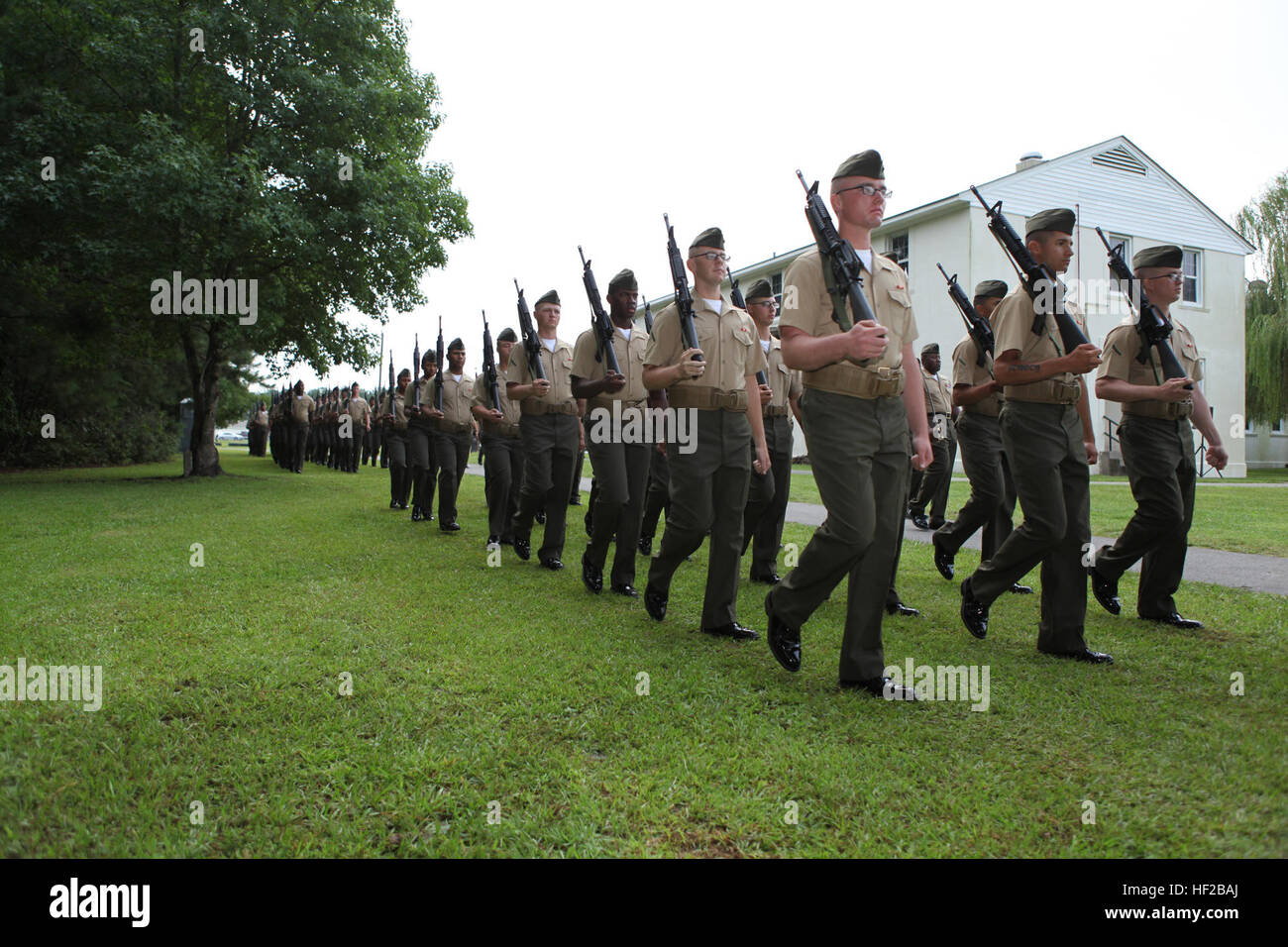 Marine Schüler Boden liefern Schule (GSS), Marine Corps Combat Service Support für Schulen (MCCSSS), März während der MCCSSS Änderung der Befehl Zeremonie statt an Bord Camp Johnson N.C., 25. Juli 2014. Die Änderung der Befehl Zeremonie ist einer altehrwürdigen Tradition, die formal die Übertragung der Befehl, Verantwortlichkeit, Autorität und Verantwortung von einem Individuum zum anderen bedeutet. (Foto: U.S. Marine Corps Combat Kamera Lanze-Obergefreites Laura Mercado / veröffentlicht) MCCSSS COC Zeremonie 140725-M-GE142-001 Stockfoto