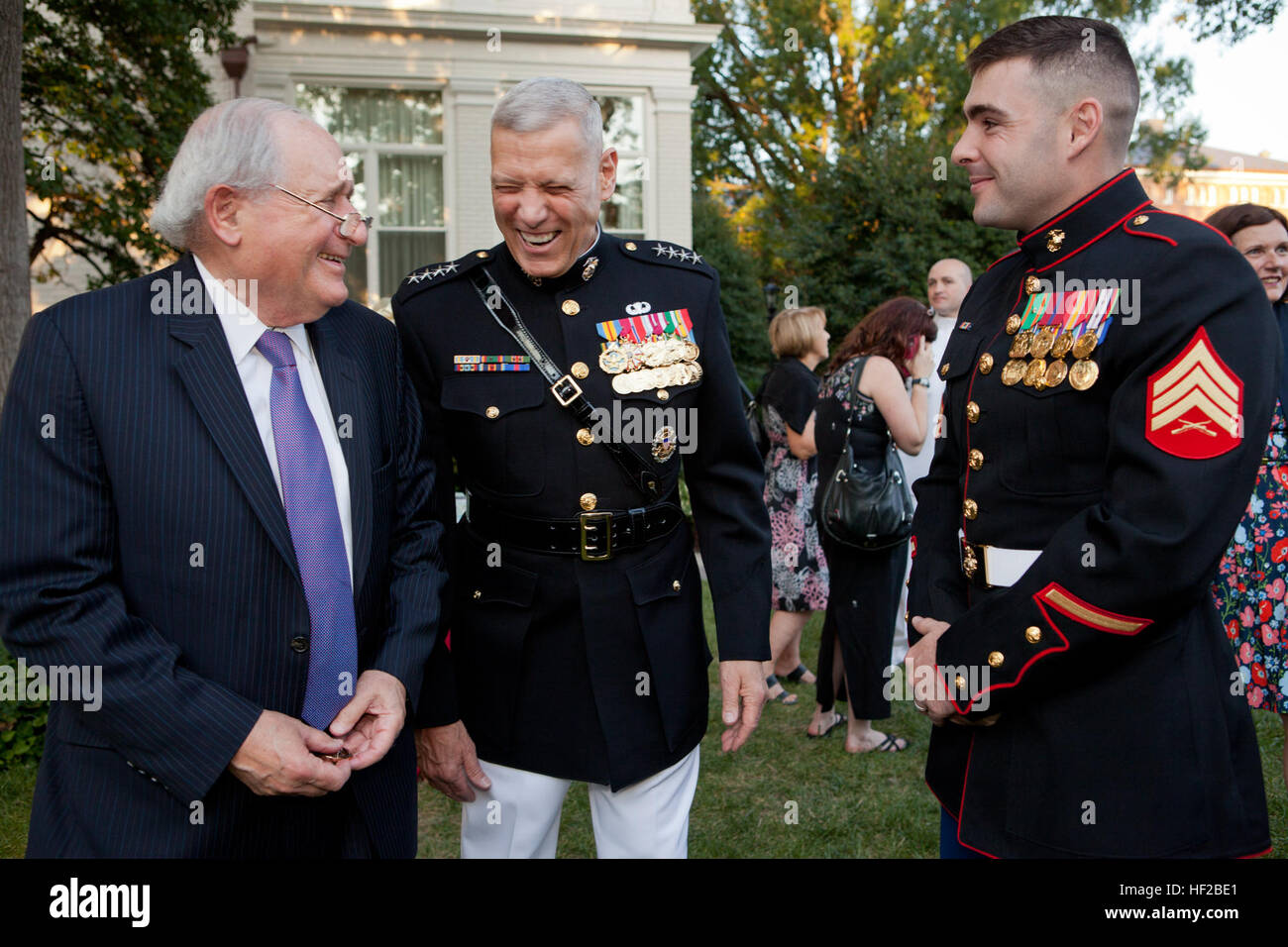 Der Abend Parade Gastgeber, der Assistant Commandant des Marine Corps, General John M. Paxton, Jr., Zentrum, spricht mit der Parade Gast der Ehre, Michigan Senator Carl M. Levin, links, und ein Marine Sergeant während der Parade-Rezeption im Haus des Kommandanten in Washington, D.C., 25. Juli 2014. Die Abend-Paraden sind jeden Freitag Abend in den Sommermonaten statt. (US Marine Corps Foto von CPL. Tia Dufour/freigegeben) Abend-Parade 140725-M-KS211-018 Stockfoto