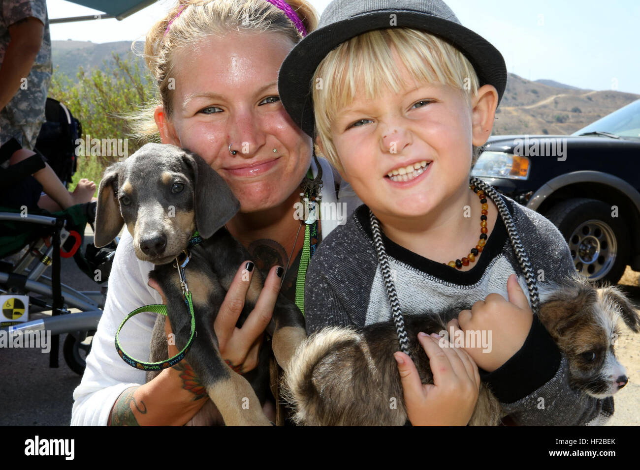 Sarah Prange und Sohn Elijah, 3, von zu Hause die frei verfügbaren Mikrochips in Camp Pendleton Animal Shelter während der jährlichen Annahme Veranstaltung Juli 26 nutzen ihre Hunde mitgebracht. Teresa Setter, der Tierheim-Supervisor, sagte sie hofft, dass mindestens 22 Hunde und Katzen finden gute Häuser wegen dieser Veranstaltung.  Neben Haustier Adoptionen gab es auch Tierärzte auf den Blick für die angenommene Tiere, Geschenktüten mit Haustier Elemente in ihnen, eine Demonstration militärischer Arbeitshund Prüfungen durchzuführen und Ponyreiten. Weitere Informationen über die Tiere im Tierheim Bitte besuchen 25132 Gebäude oder Stockfoto